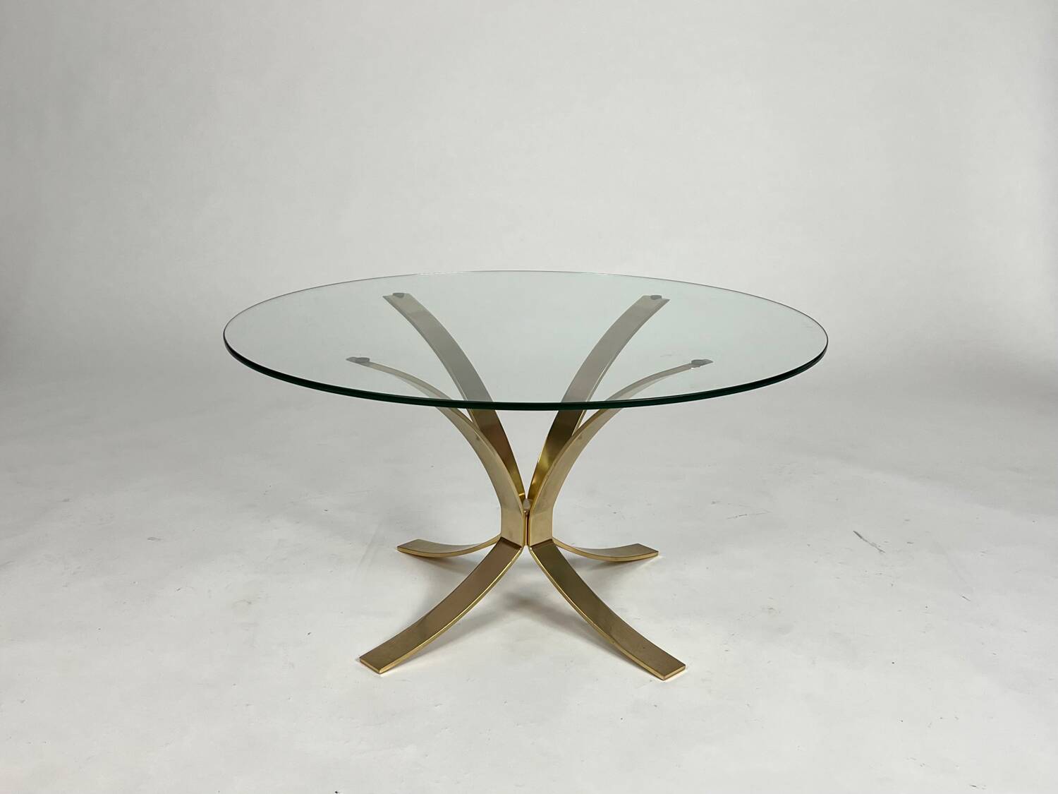 Table basse vintage en verre et laiton style Hollywood Regency des années 70