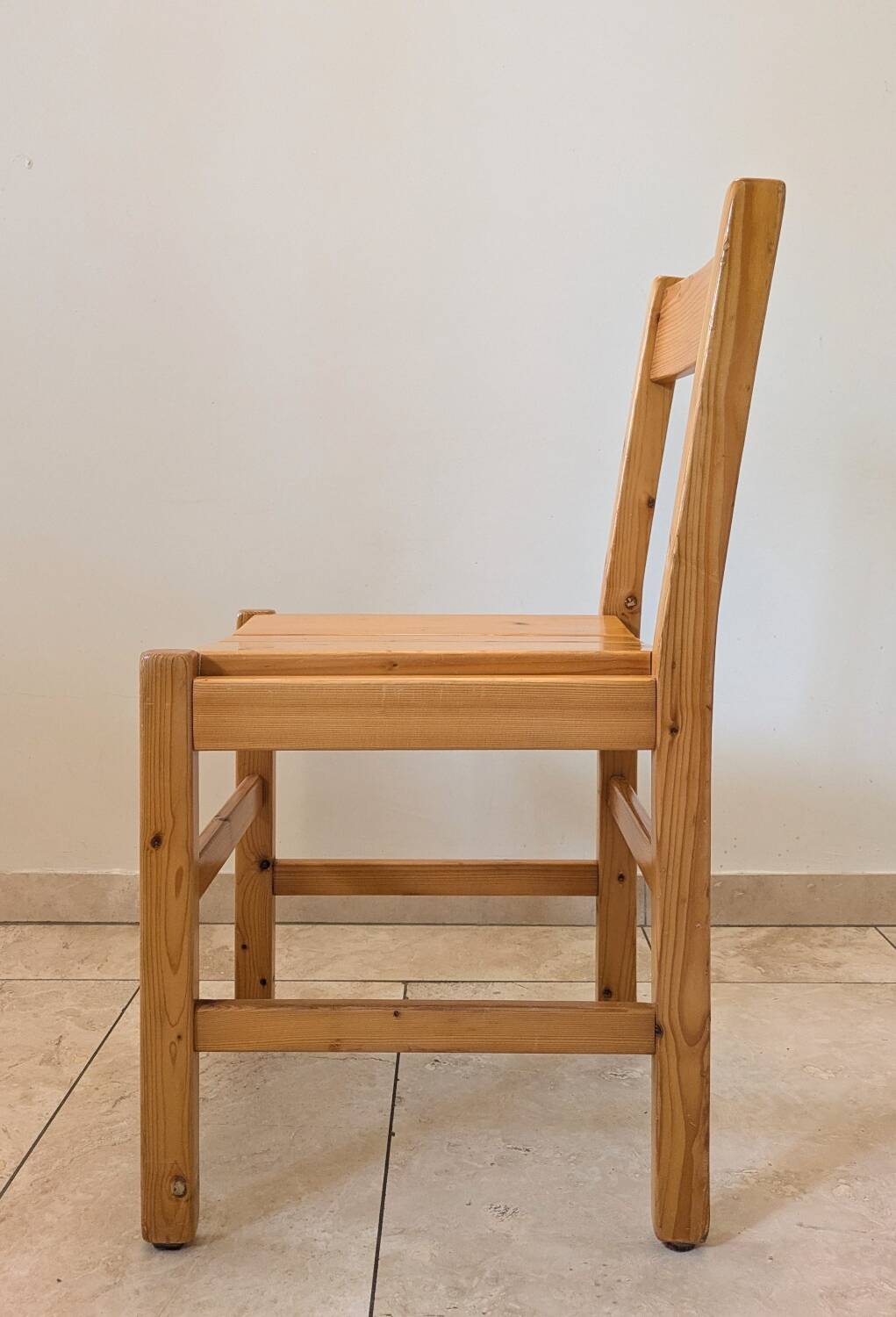 Solid pine table and chairs set – Modern mountain furniture
