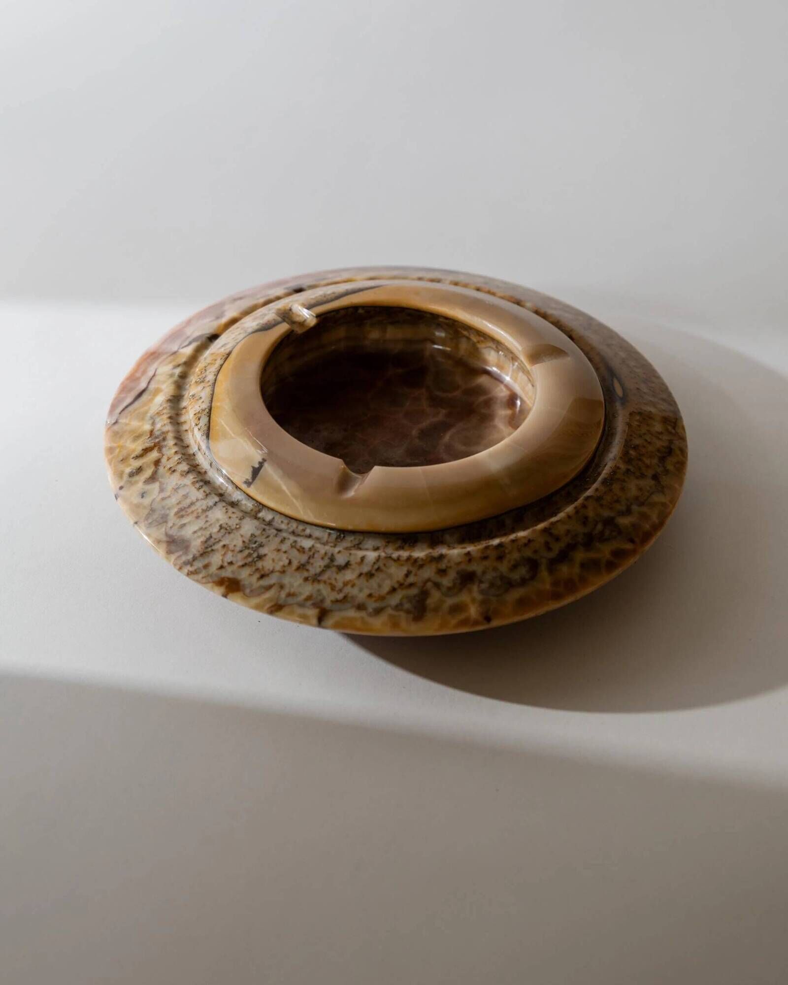 Vintage onyx ashtray from the 1980s, large round, brutalist design, brown and beige tones, sculptural table accent, modernist object, elegant gift idea.