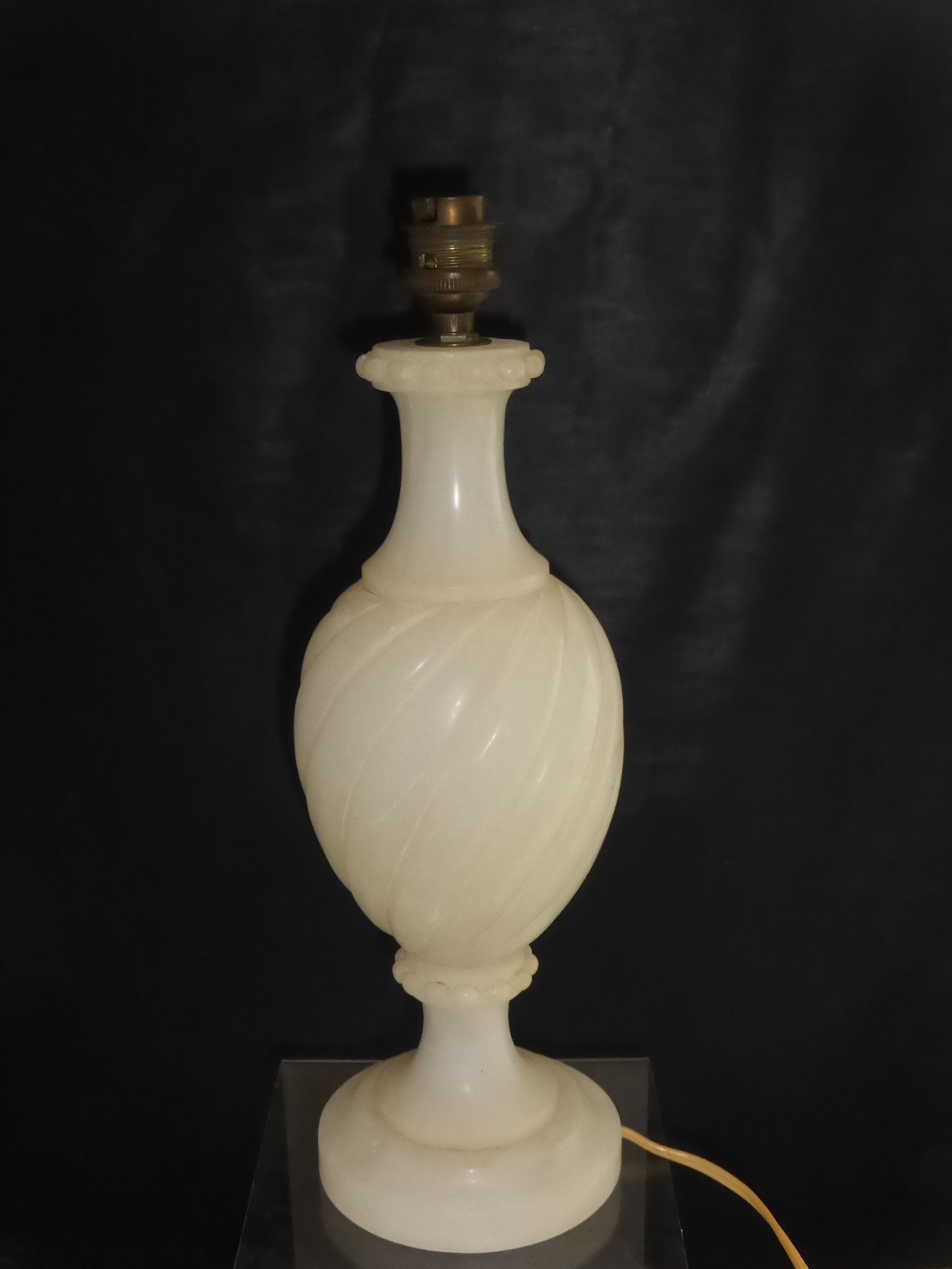 Antique lamp foot in alabaster marble torso belly, pearl rows
