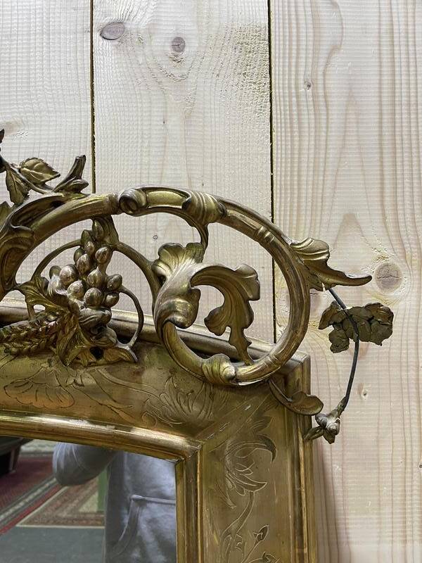 Miroir époque Napoléon III à fronton  à la feuille d'or