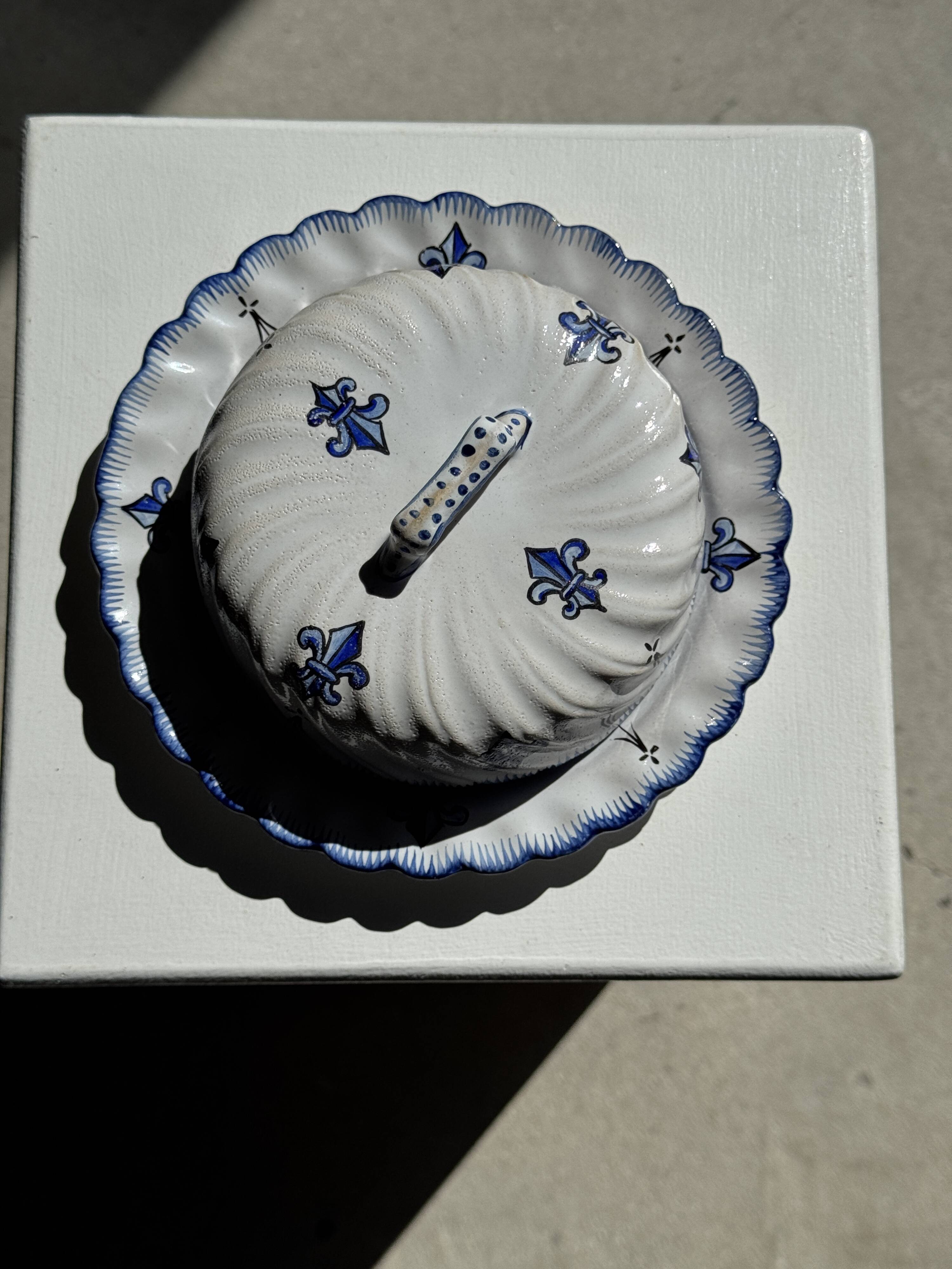 Ceramic cheese dome with lily flower decoration H7 D19
