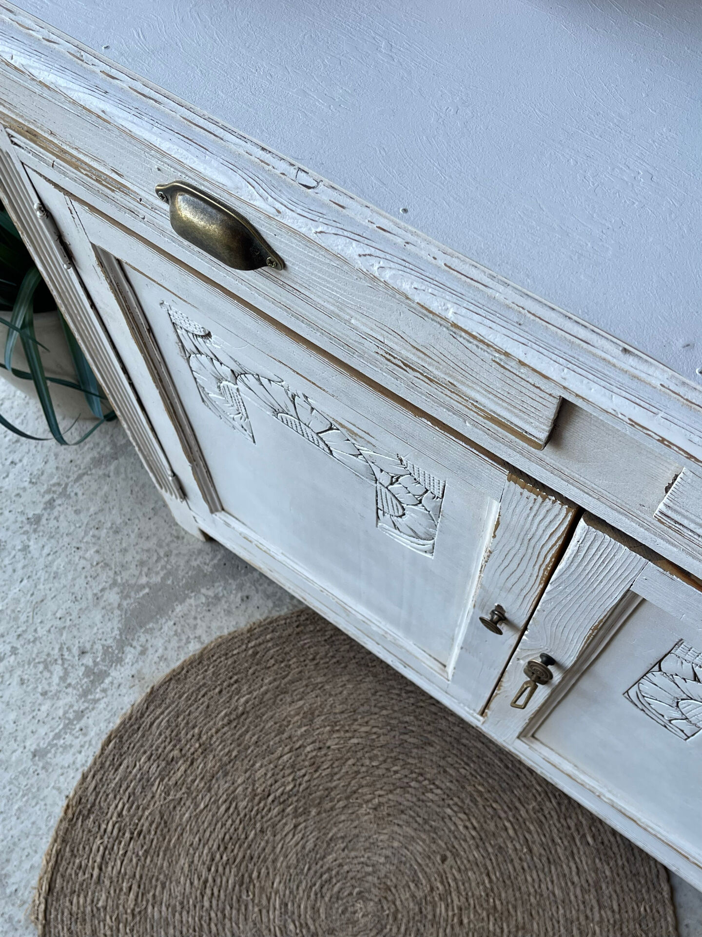 Buffet painted