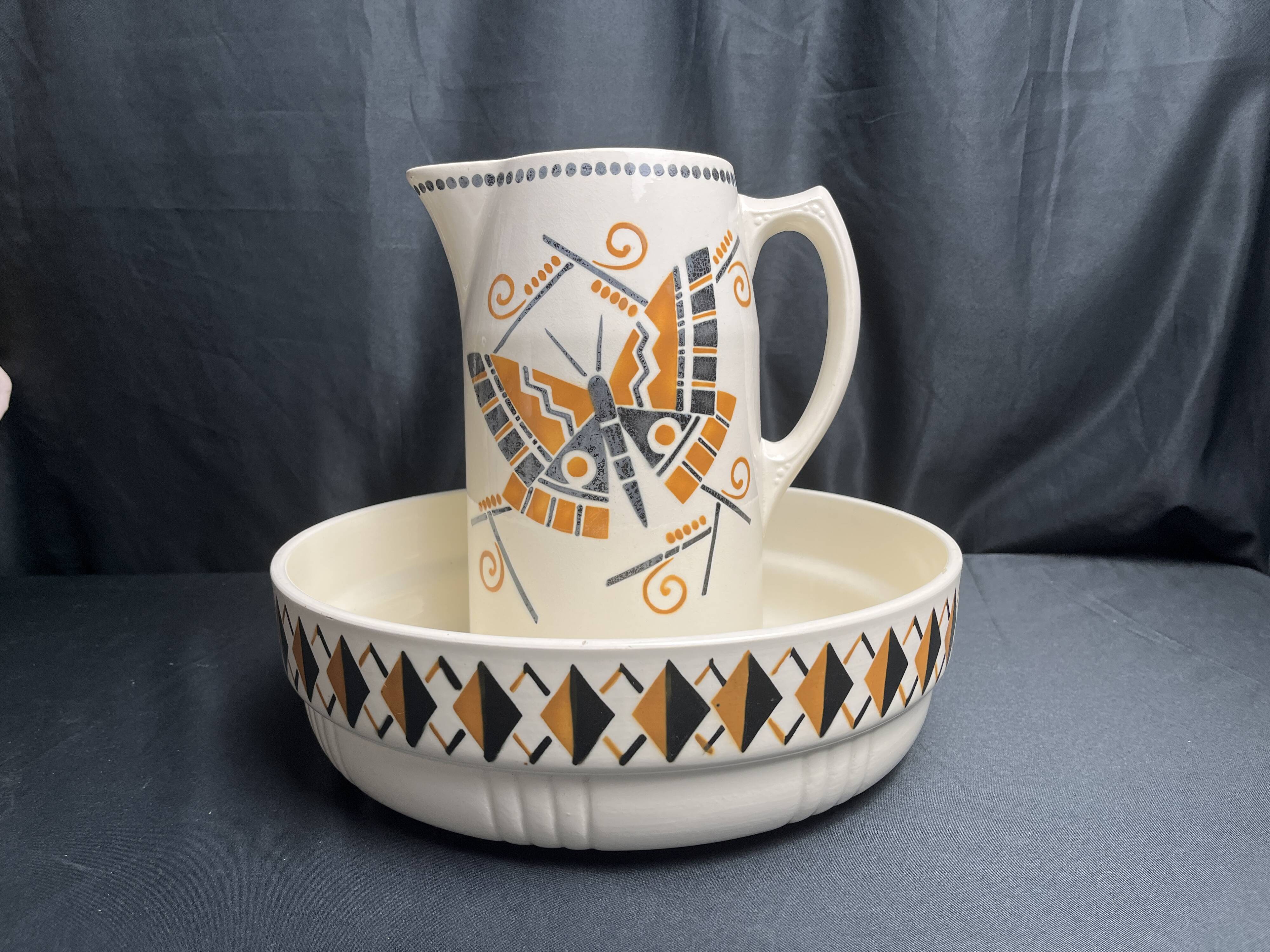 Art Deco, brocade jug and ceramic basin by Badonwiller around 1930.