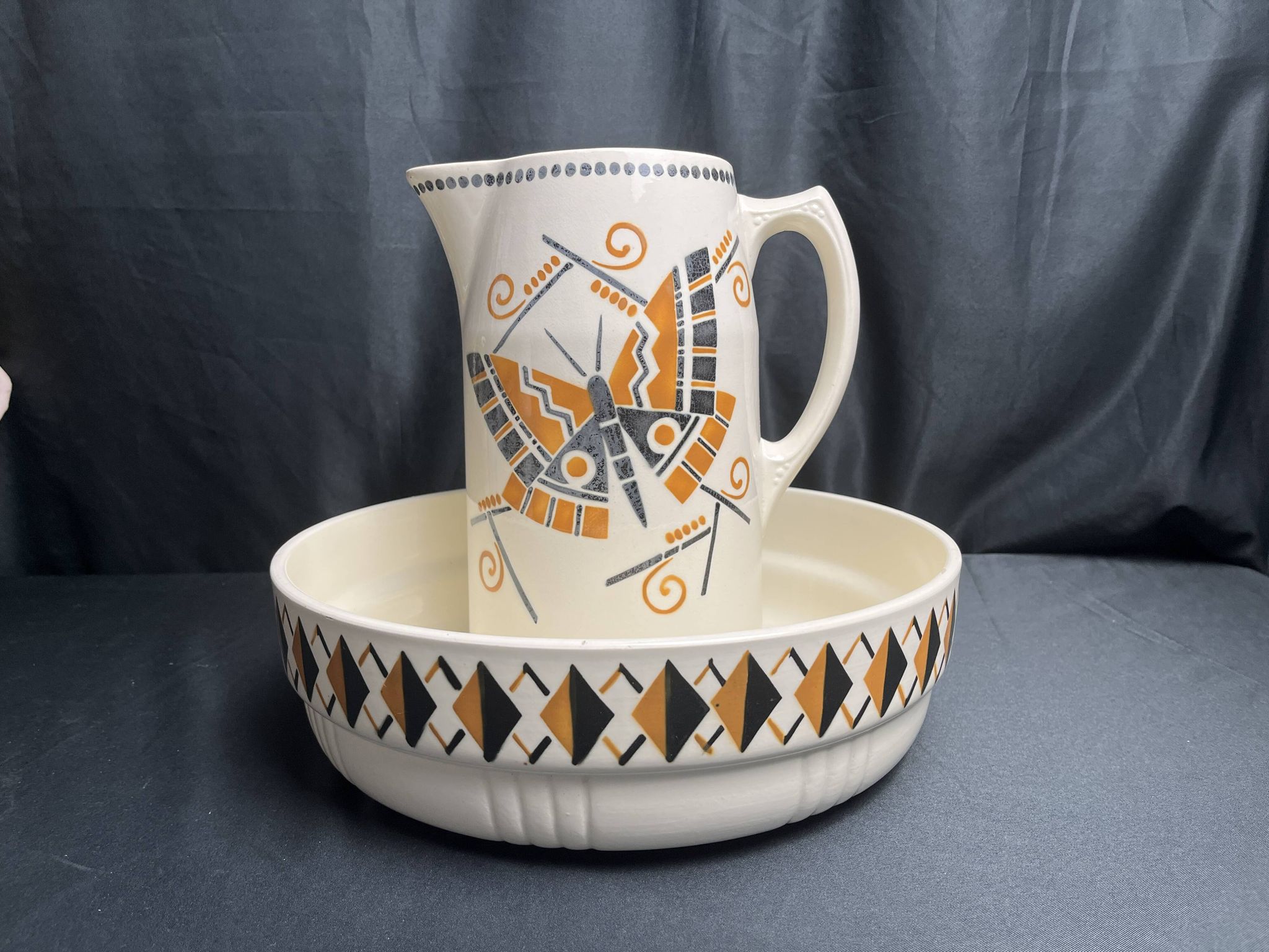 Art Deco, brocade jug and ceramic basin by Badonwiller around 1930.