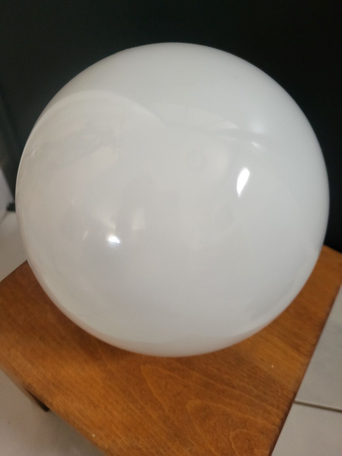 Opaque opaline globe