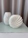 Paire de vases en céramique blanche irisée vintage