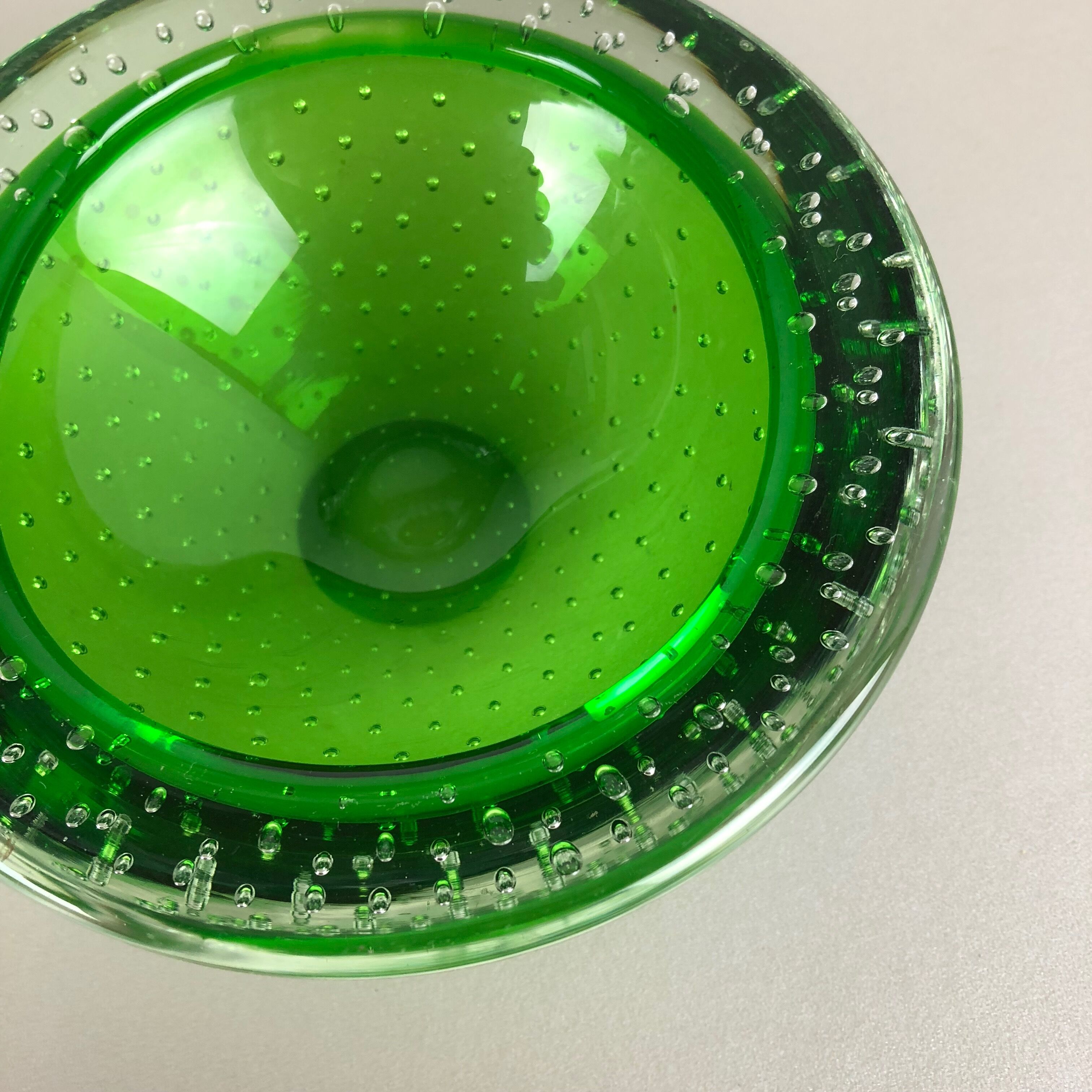 Murano Glass Bullicante "Green" Bowl Element Shell Ashtray Murano, Italy, 1970s