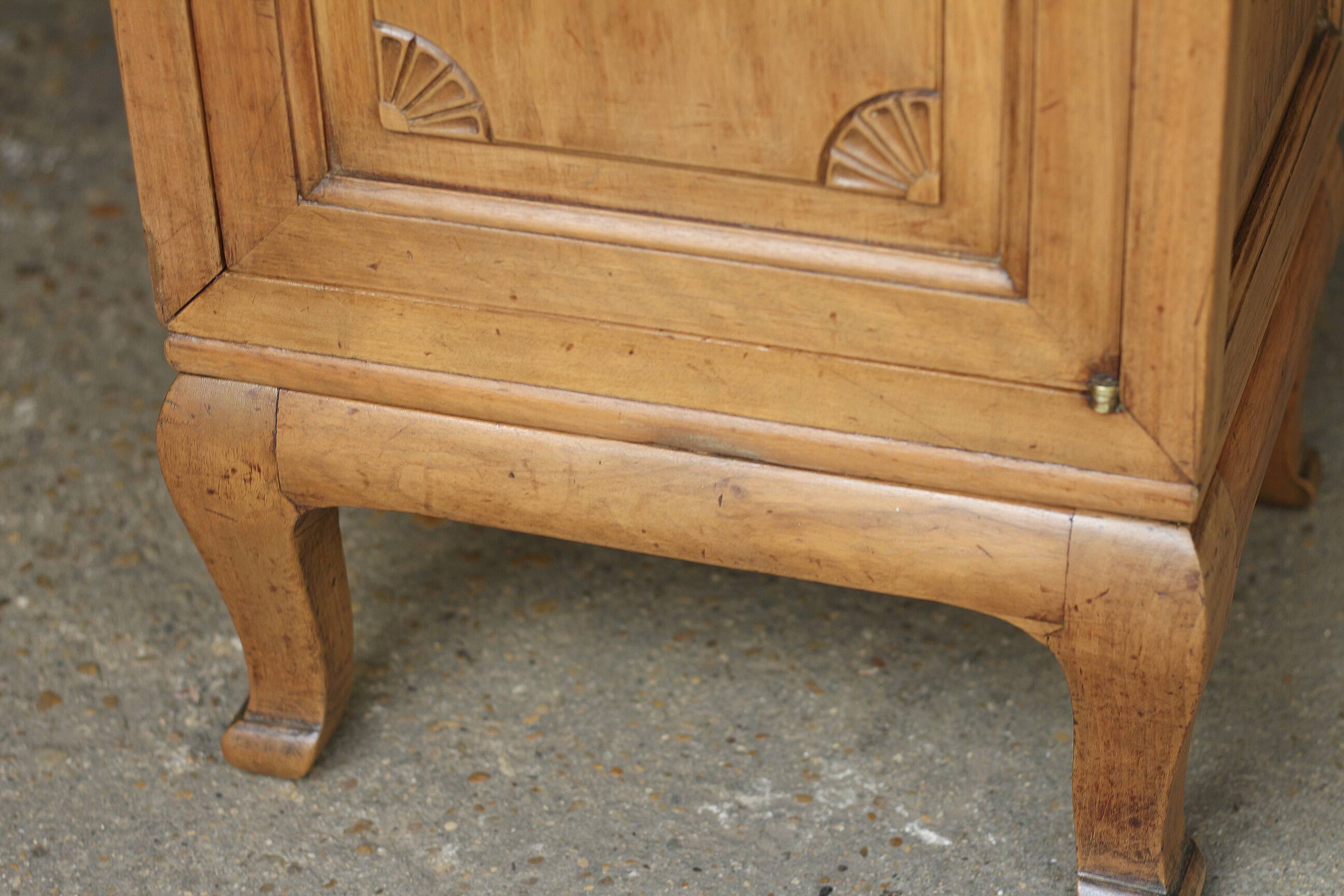 Superb Art Deco column in solid mahogany (circa 1920). Rare.