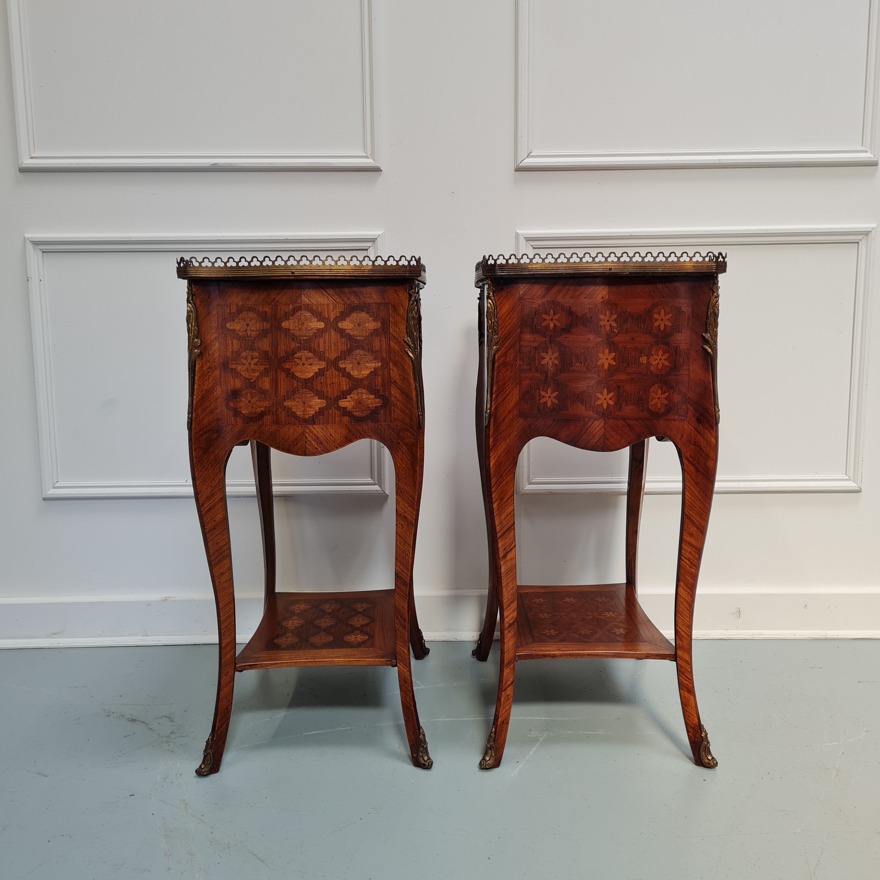 Paire de tables de chevet kingwood c1920