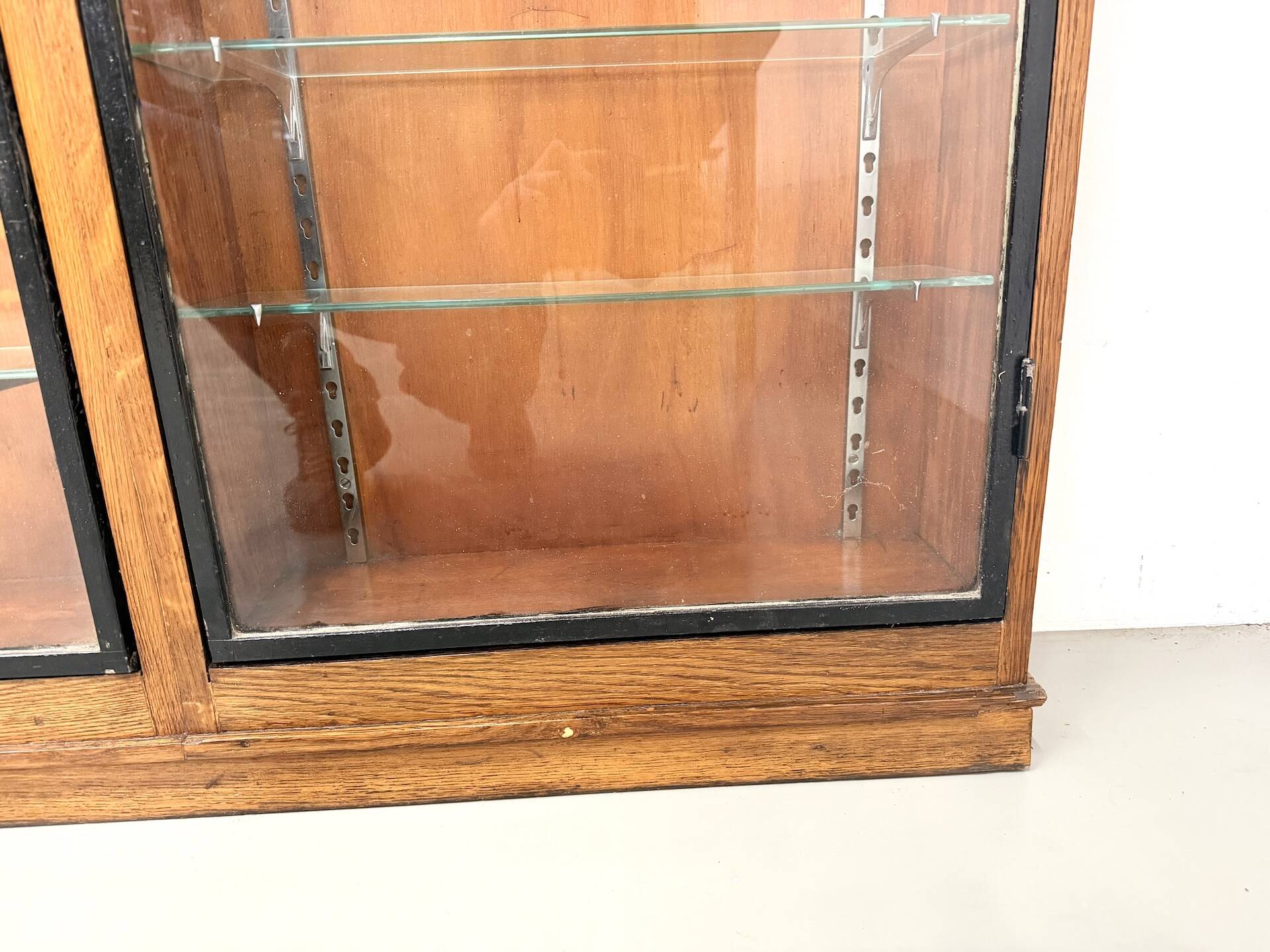 Vitrine de présentation murale Siegel Paris – Chêne & Verre – 1950