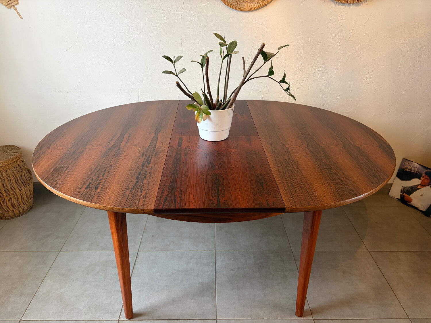 Extendable round table in Rio rosewood.
