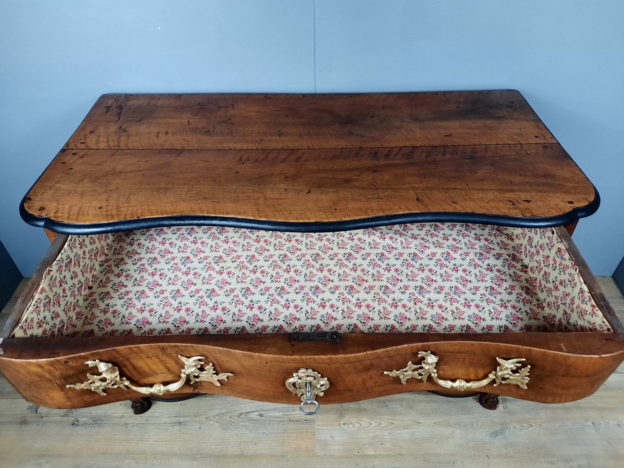 Chest of drawers crossbow louis XV in walnut XVIII th around 1750