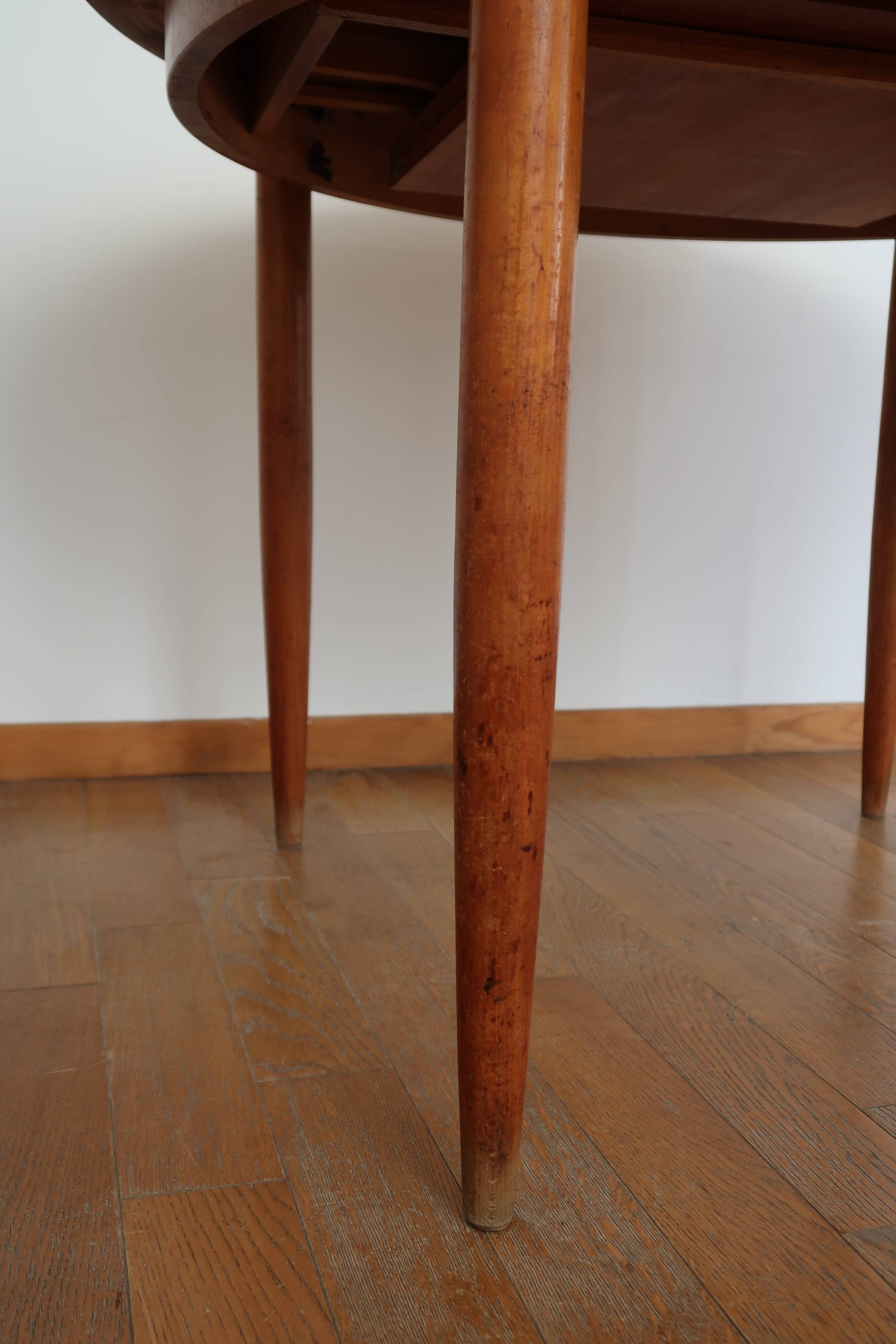 Extendable Scandinavian Round Table