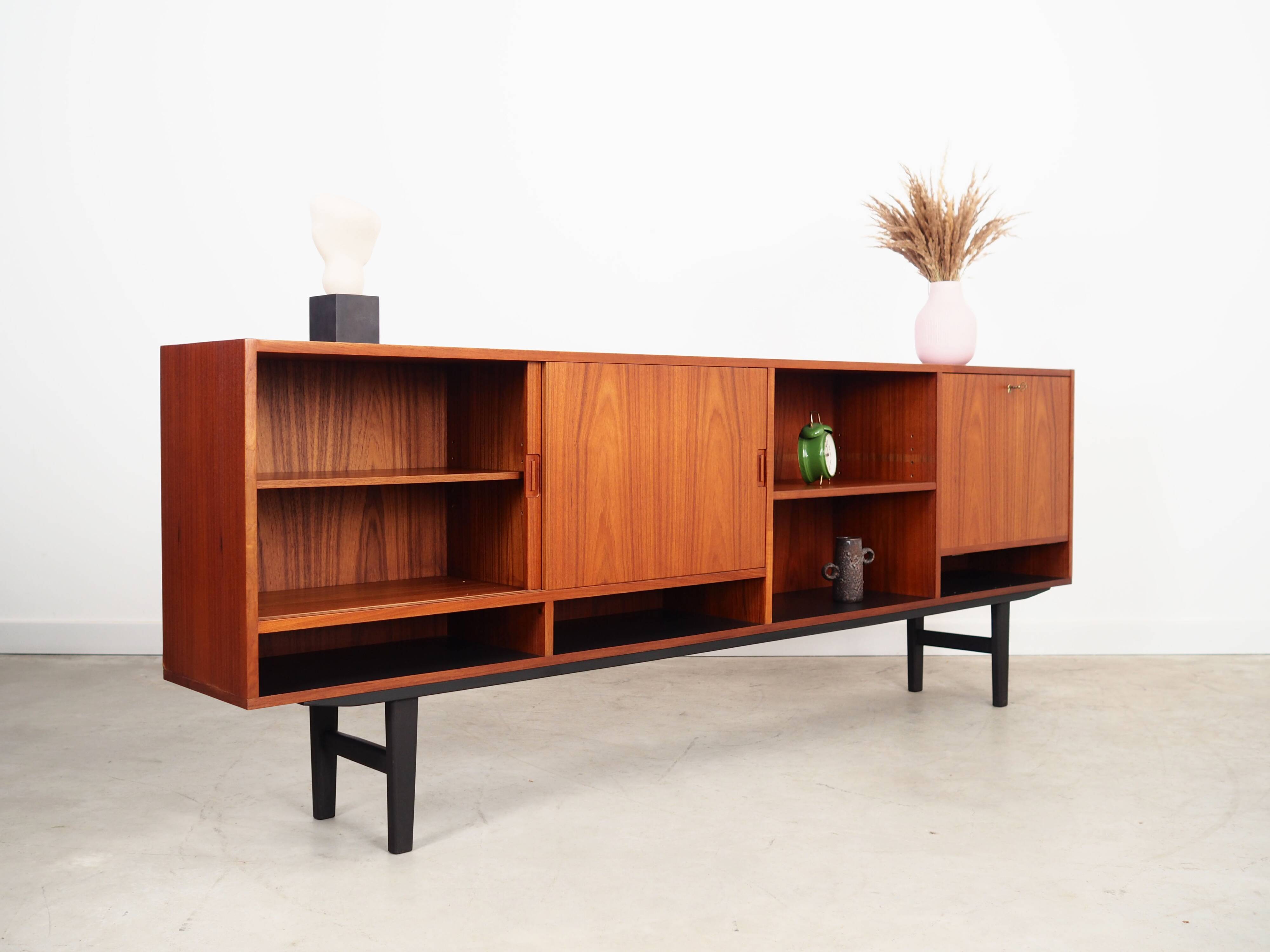 Buffet en teck, design danois, années 1970, production : Danemark