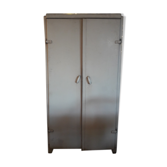 Metal cabinet