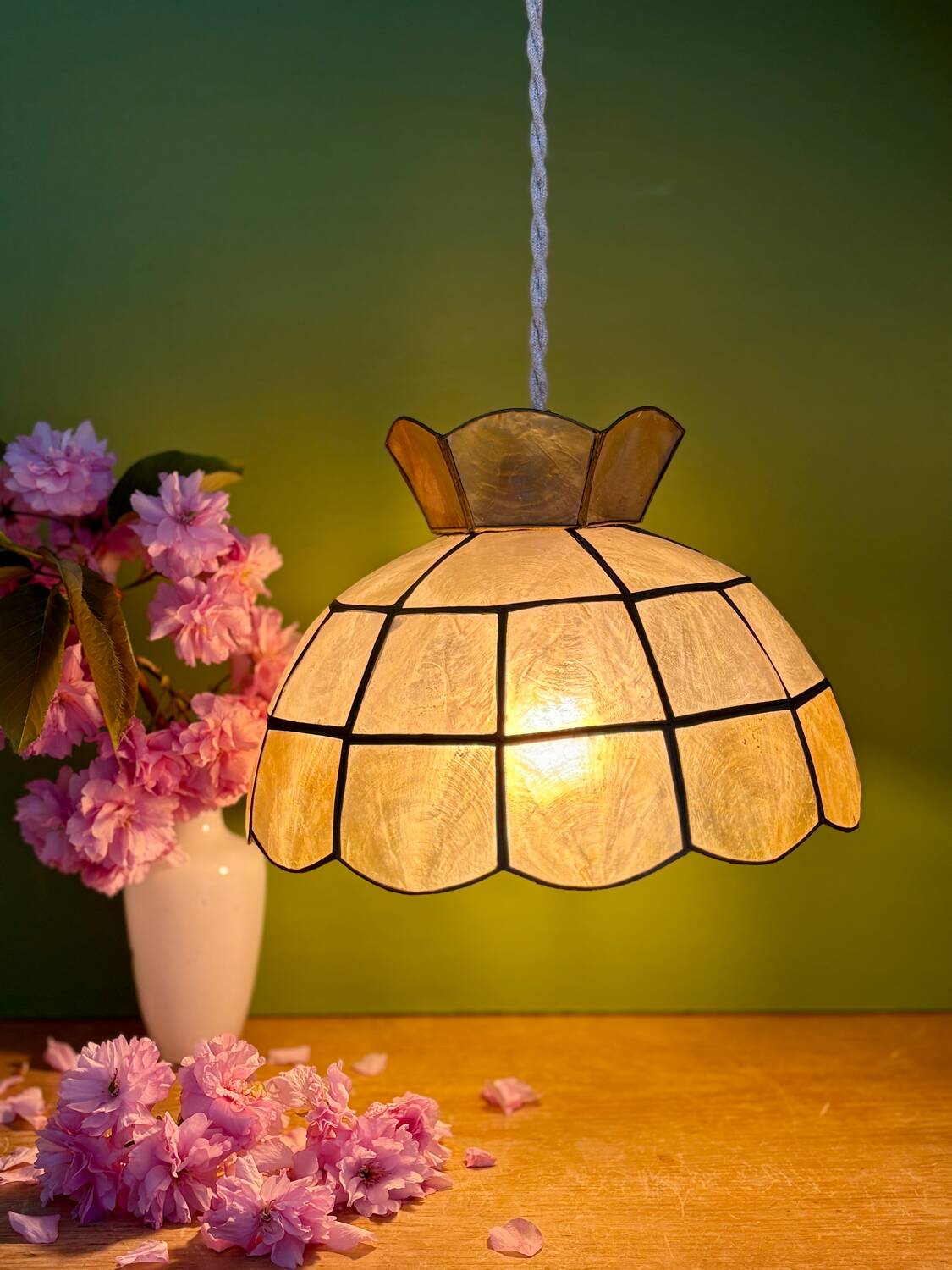 Vintage pearl pendant light