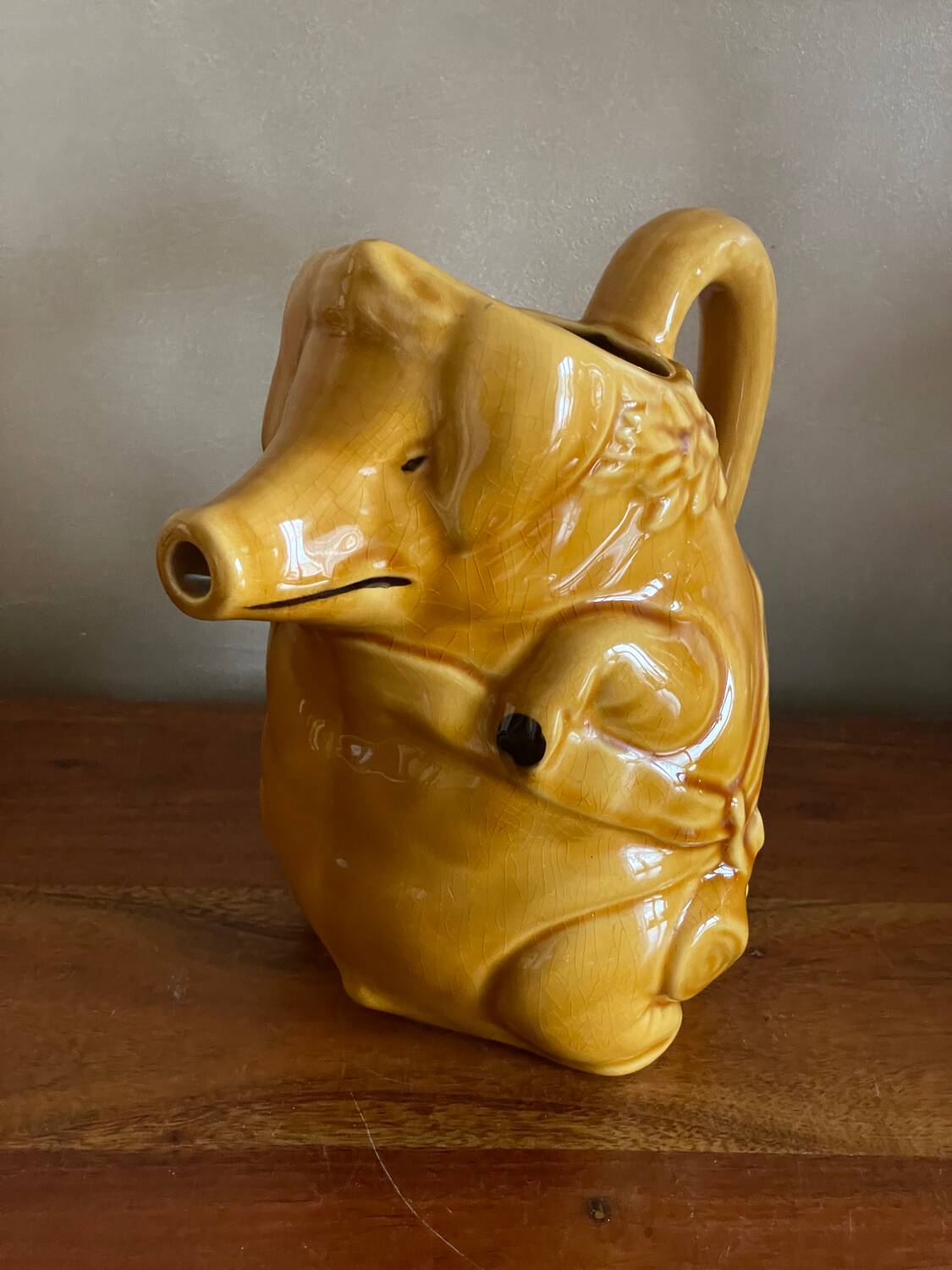 Pig slip pitcher