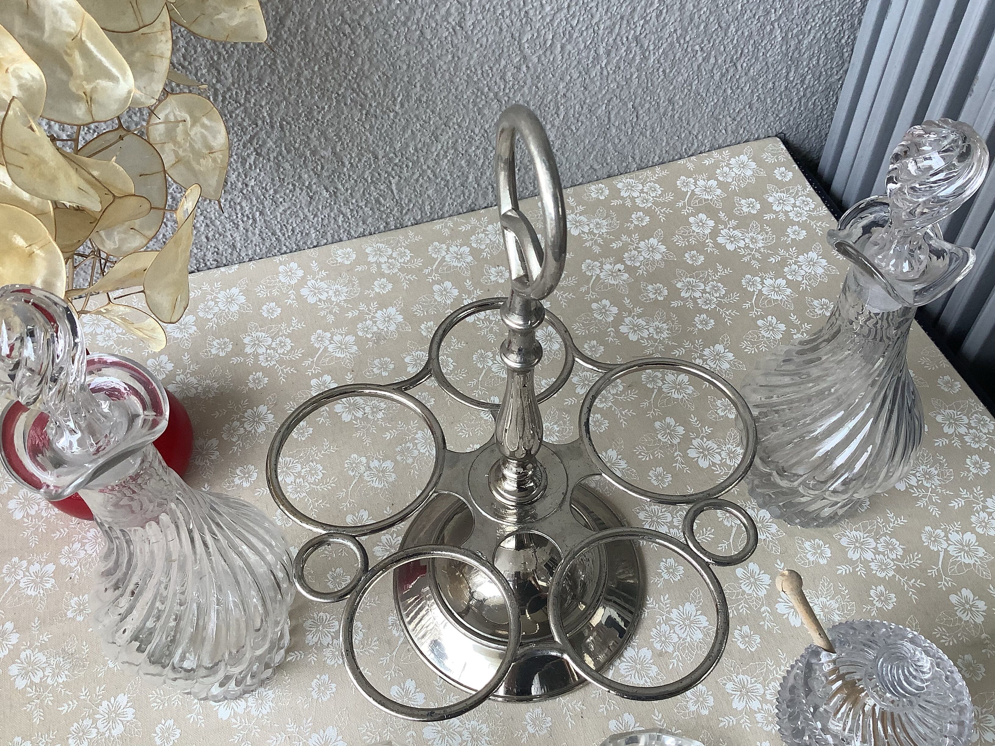 Serviteur huile et vinaigre sel poivre et moutarde