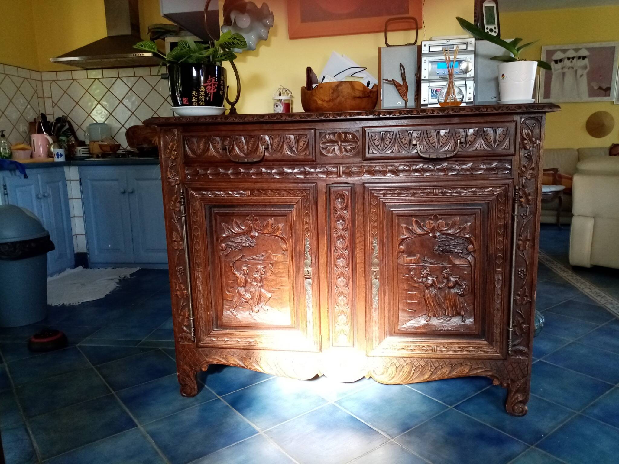 Antique buffet from 1950 in Breton style