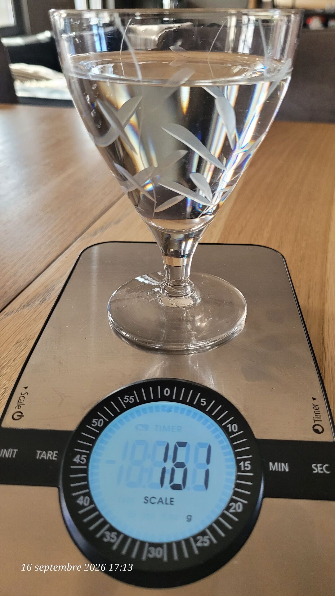 8 verres à pied anciens en verre gravé