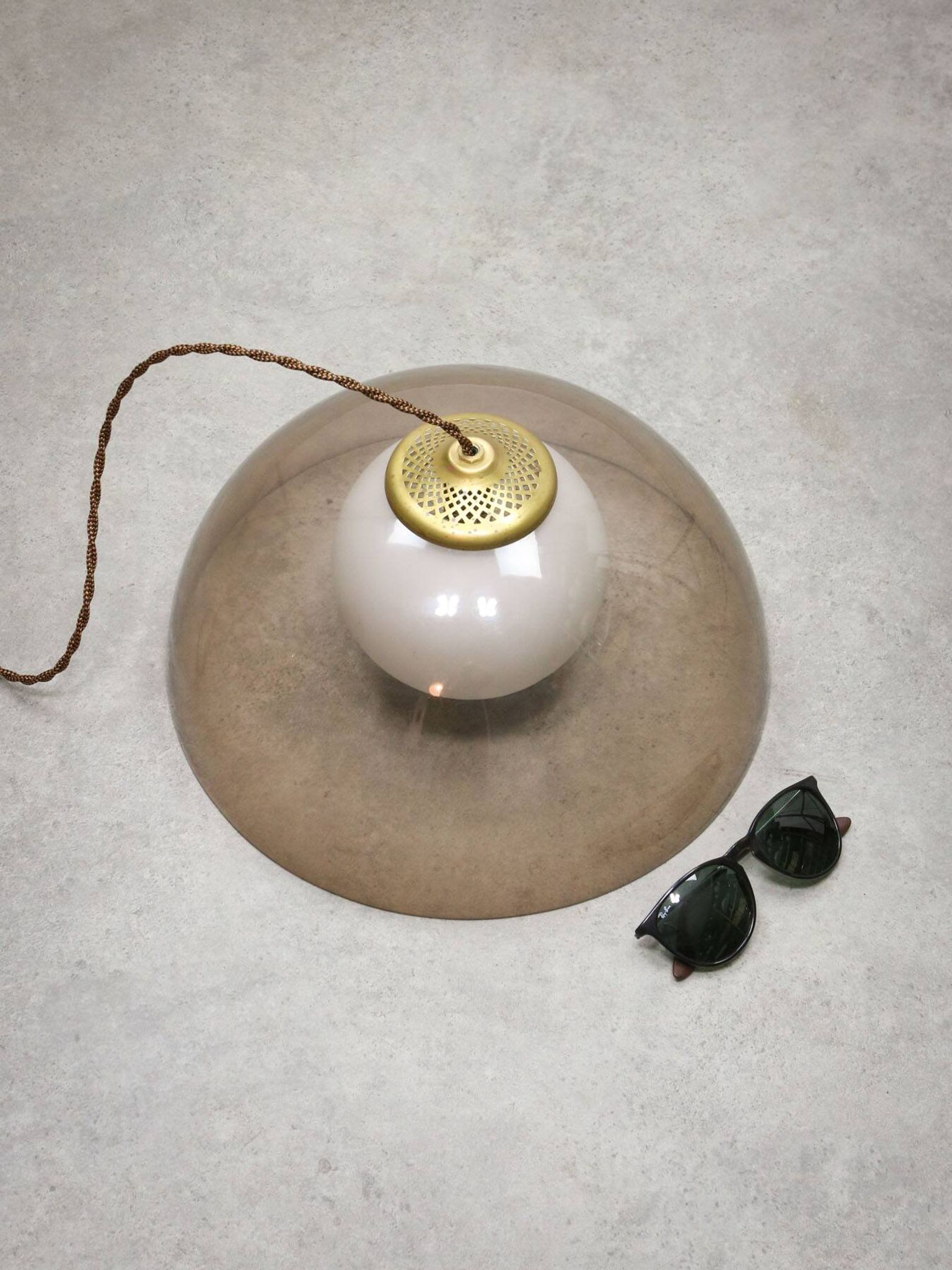 Lampe à suspension italienne en laiton, opaline et plexiglas de l'ère spatiale