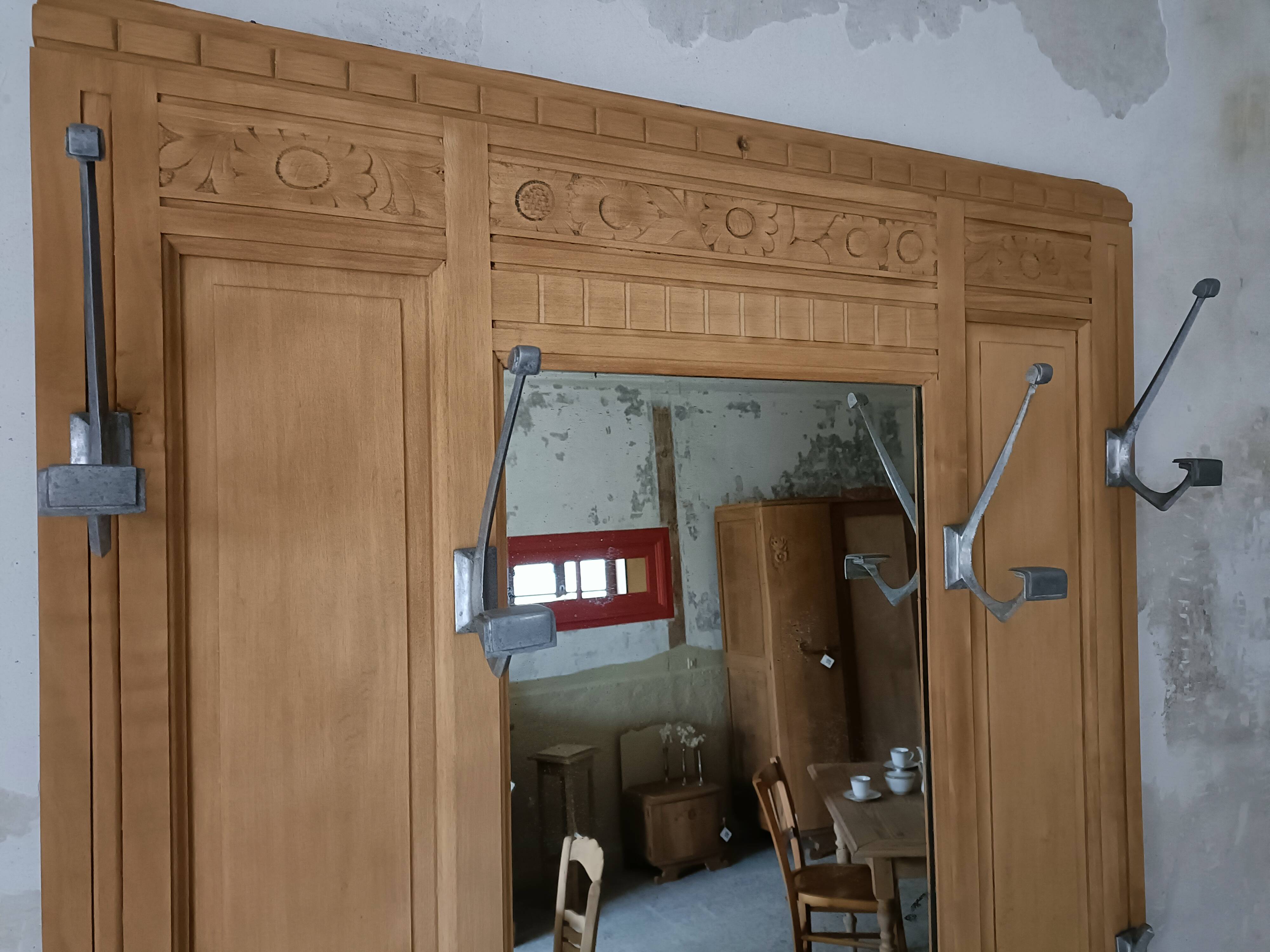 Entrance hall, renovated Art Deco coat rack