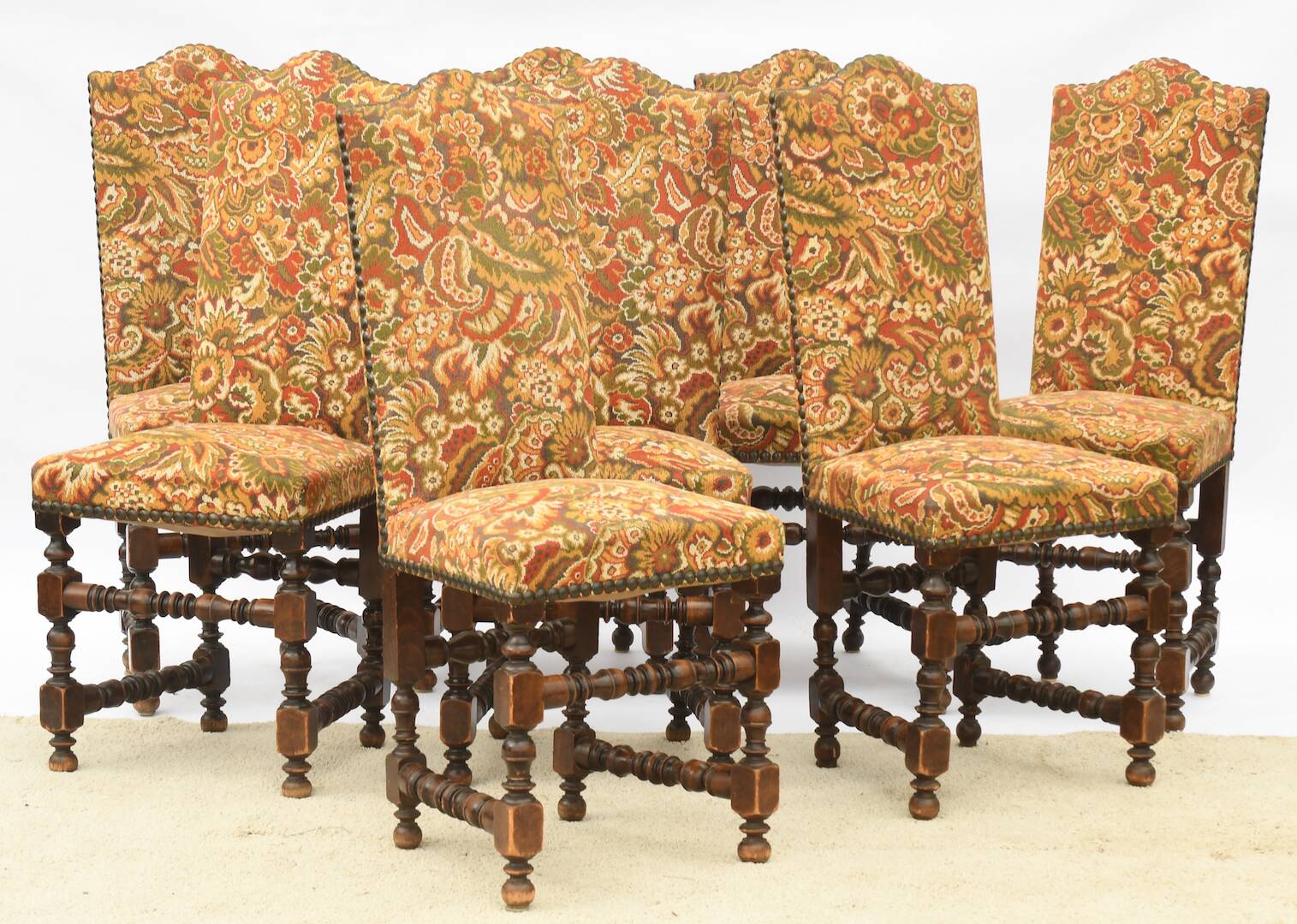 8 chaises de style Louis XIII