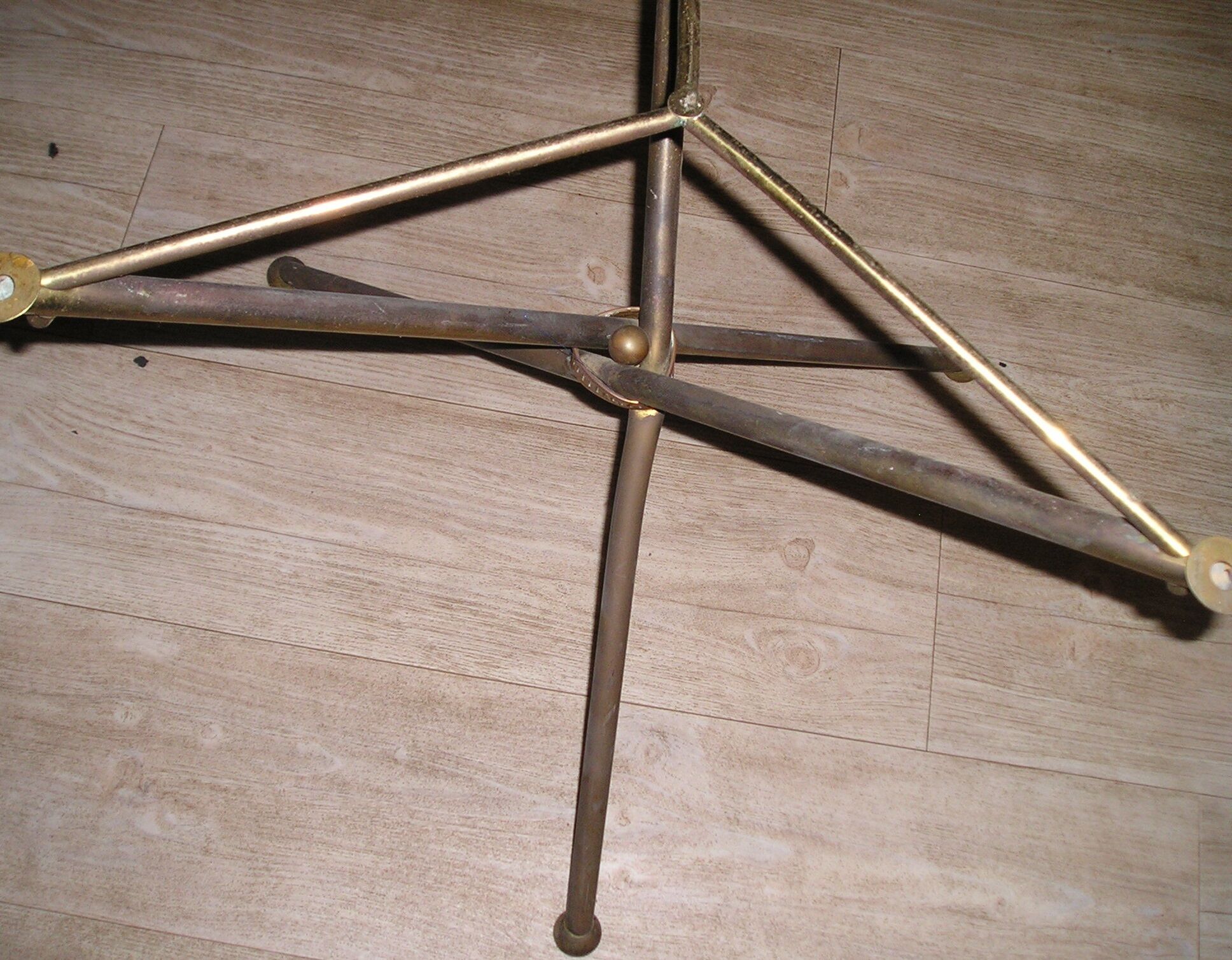 Table basse ronde tripode en laiton et verre 1970