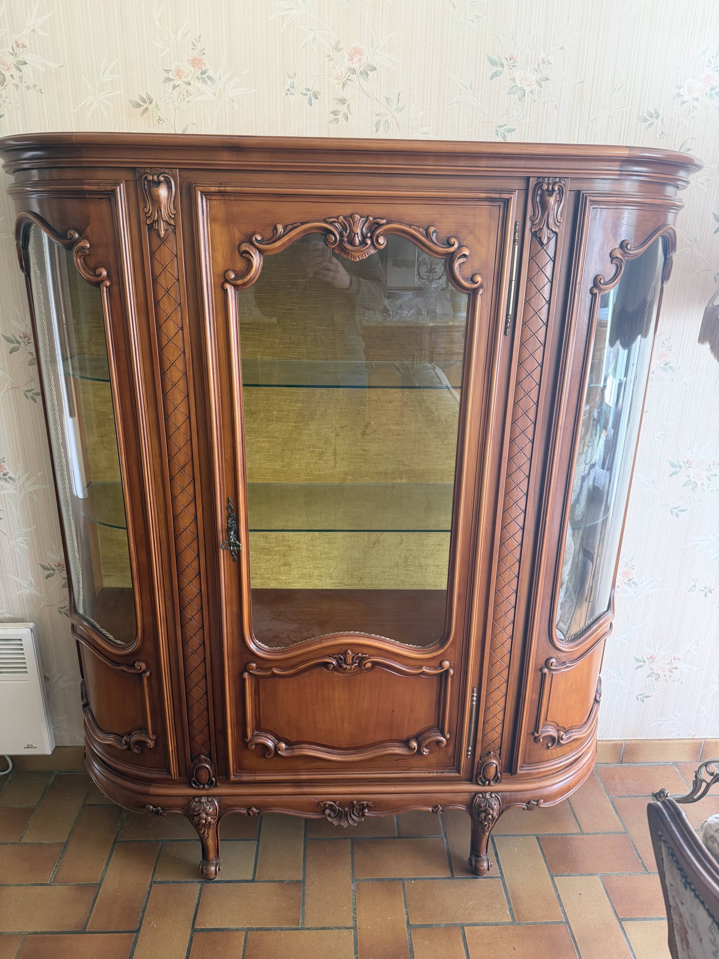 Louis XV style display cabinet in carved wood – elegant vintage furniture