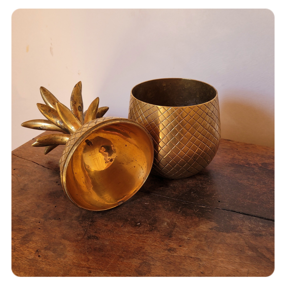 Pineapple shaped covered pot