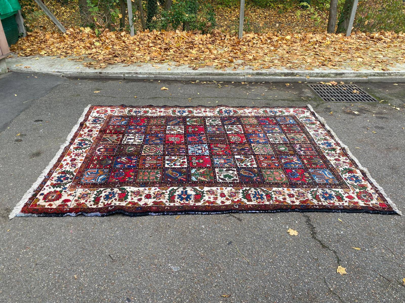 Handmade knotted wool Bakhtiar rug from Iran, burgundy, 200x300cm