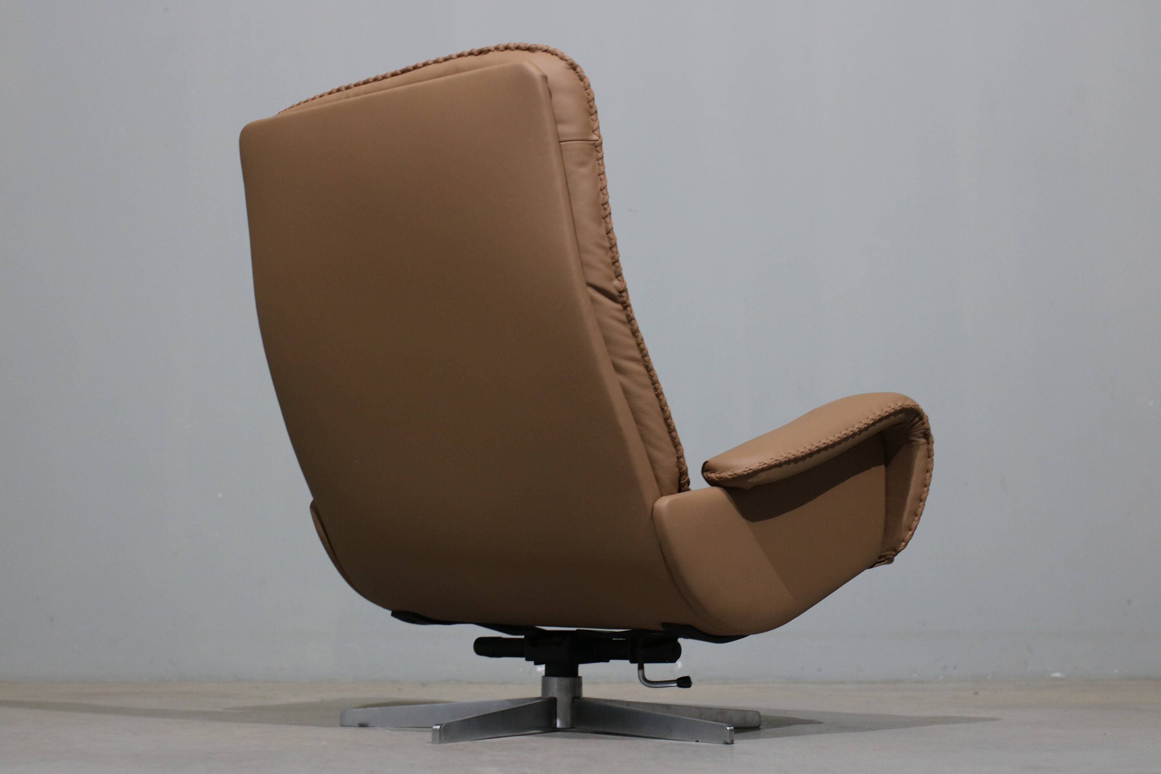 Fauteuil + repose-pieds en cuir de De Sede des années 70