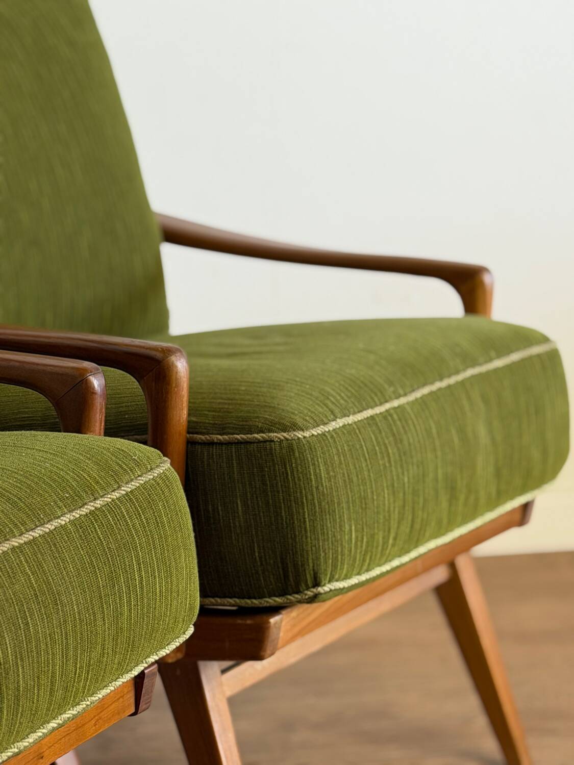 Paire de fauteuils vintage en bois et tissu