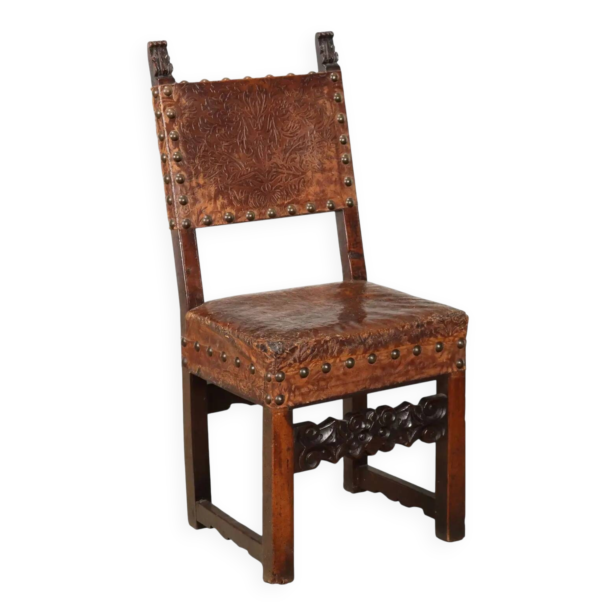 Antique Baroque chair in carved walnut, Italy, 18th century.