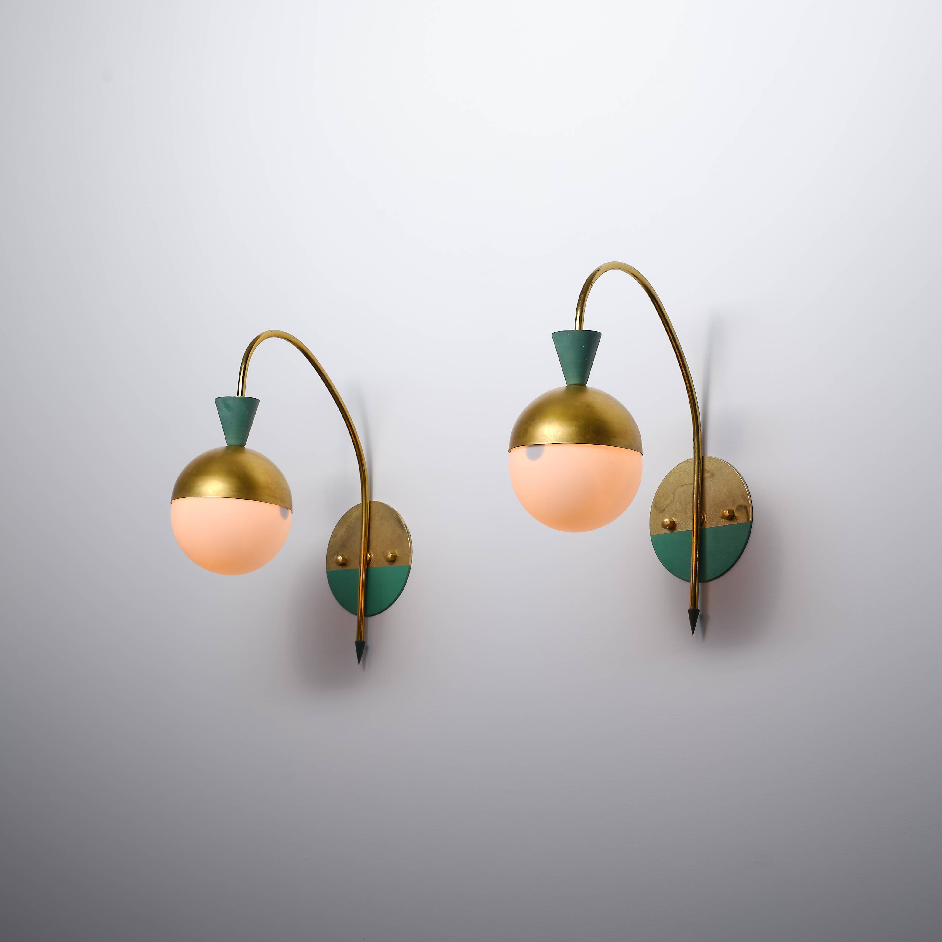 Paire d'appliques italiennes en laiton des années 1950 attribuées à Stilnovo avec verre opalin