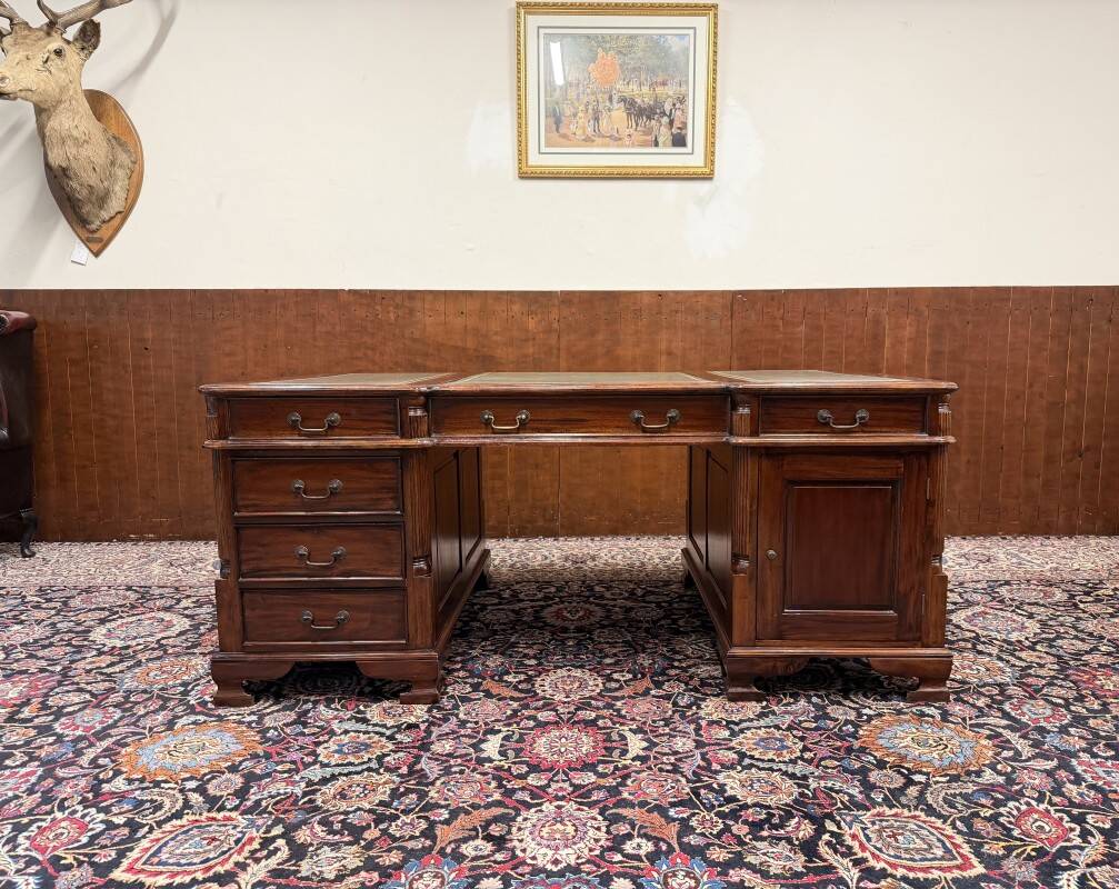 English Classic Chesterfield Partnerdesk Desk