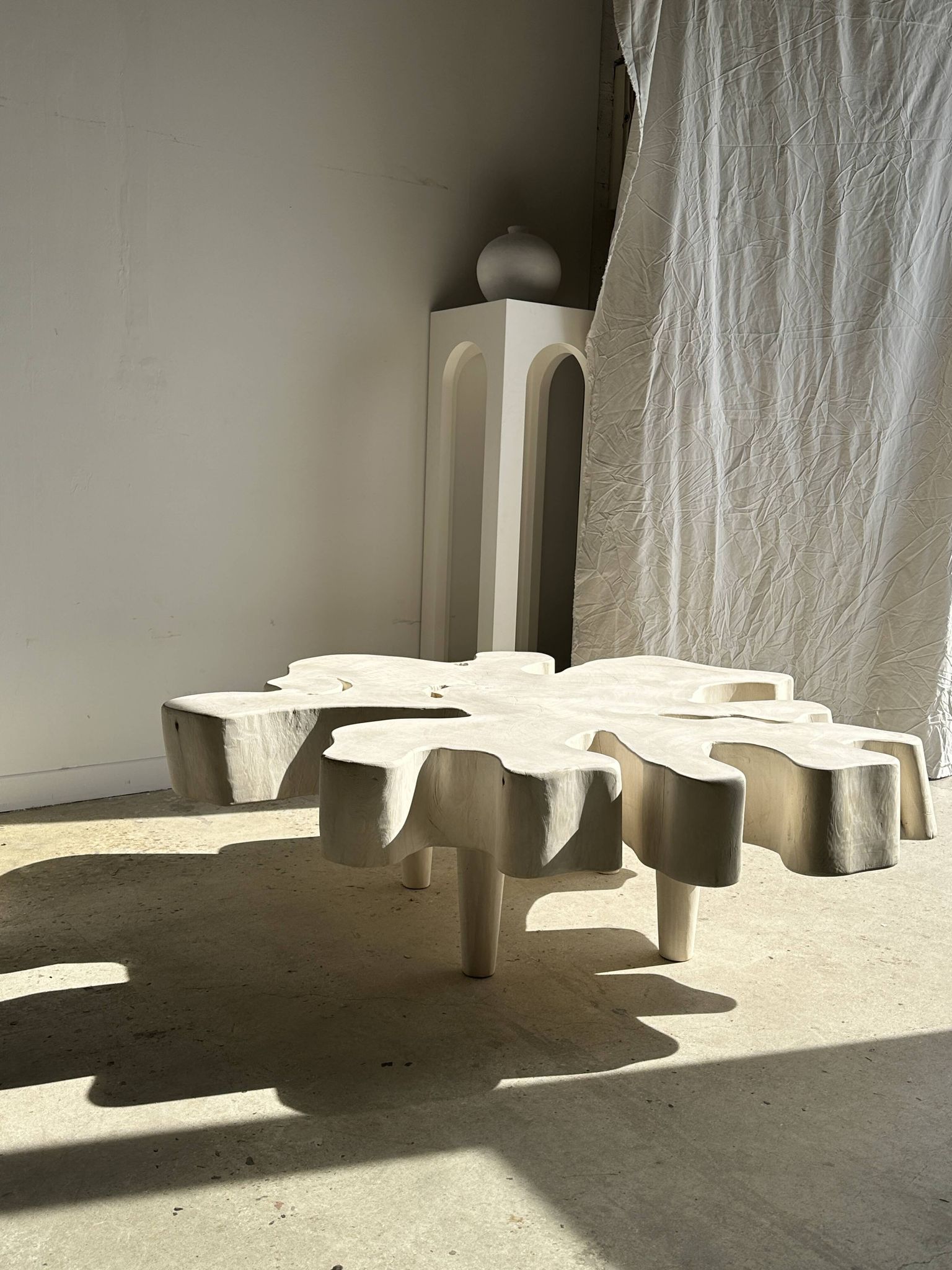 Très grande table basse en manguier blanchi plateau organique D:140cm