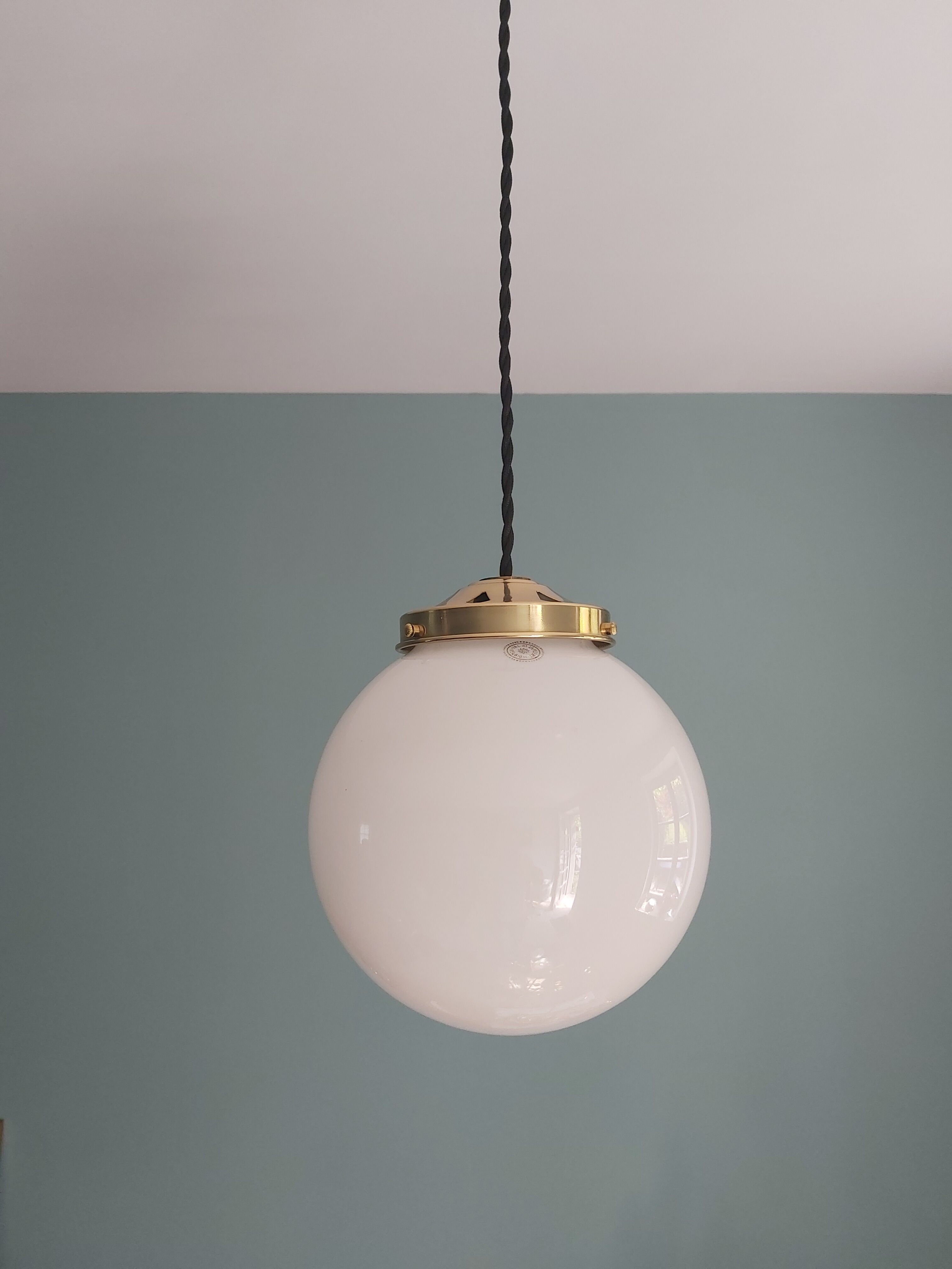 Lot de 3 suspensions art deco avec globe en opaline blanche