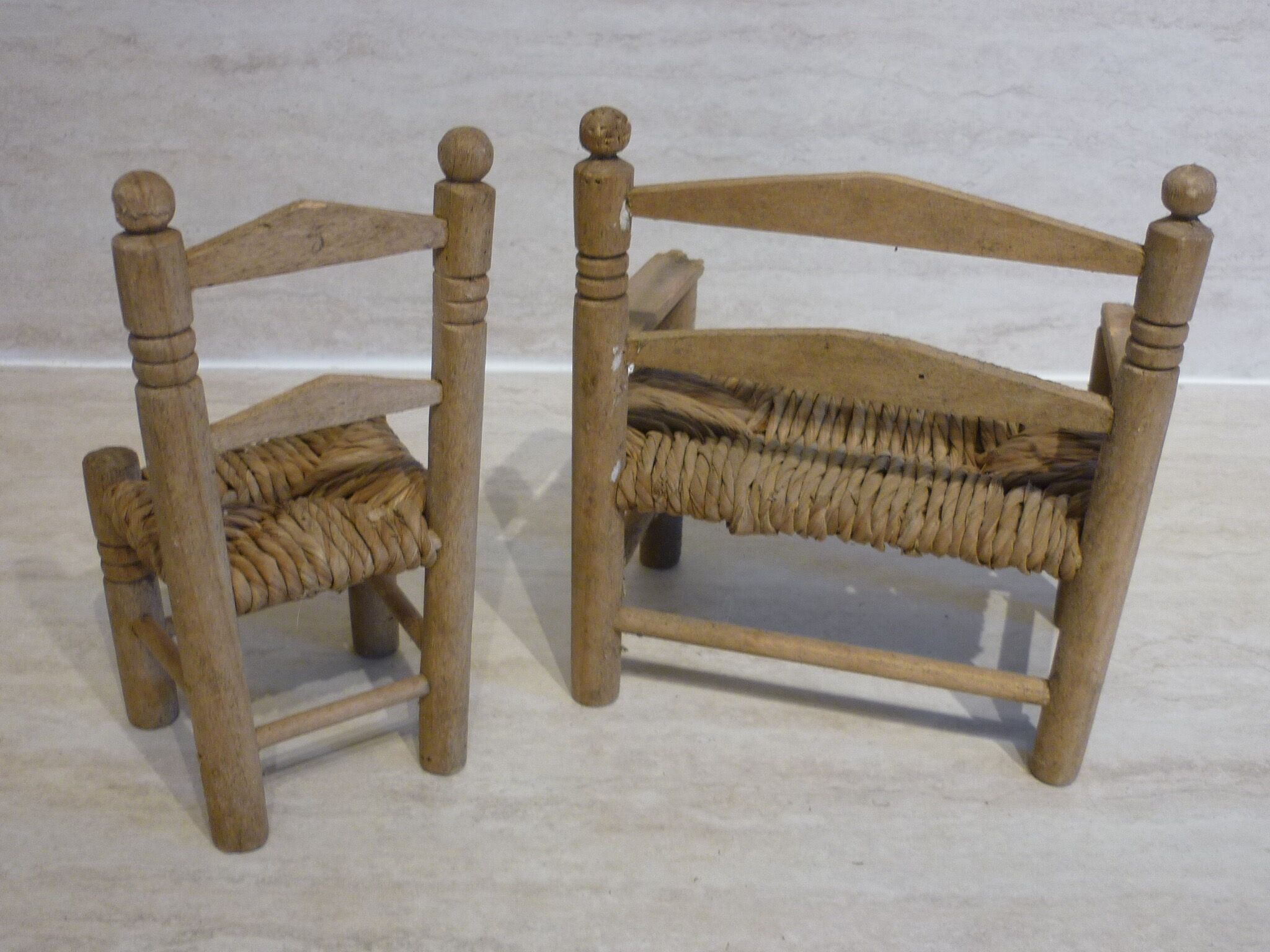 Bench and armchair in wood and straw for doll