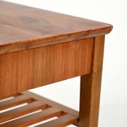 Table de chevet scandinave avec étagère à lattes