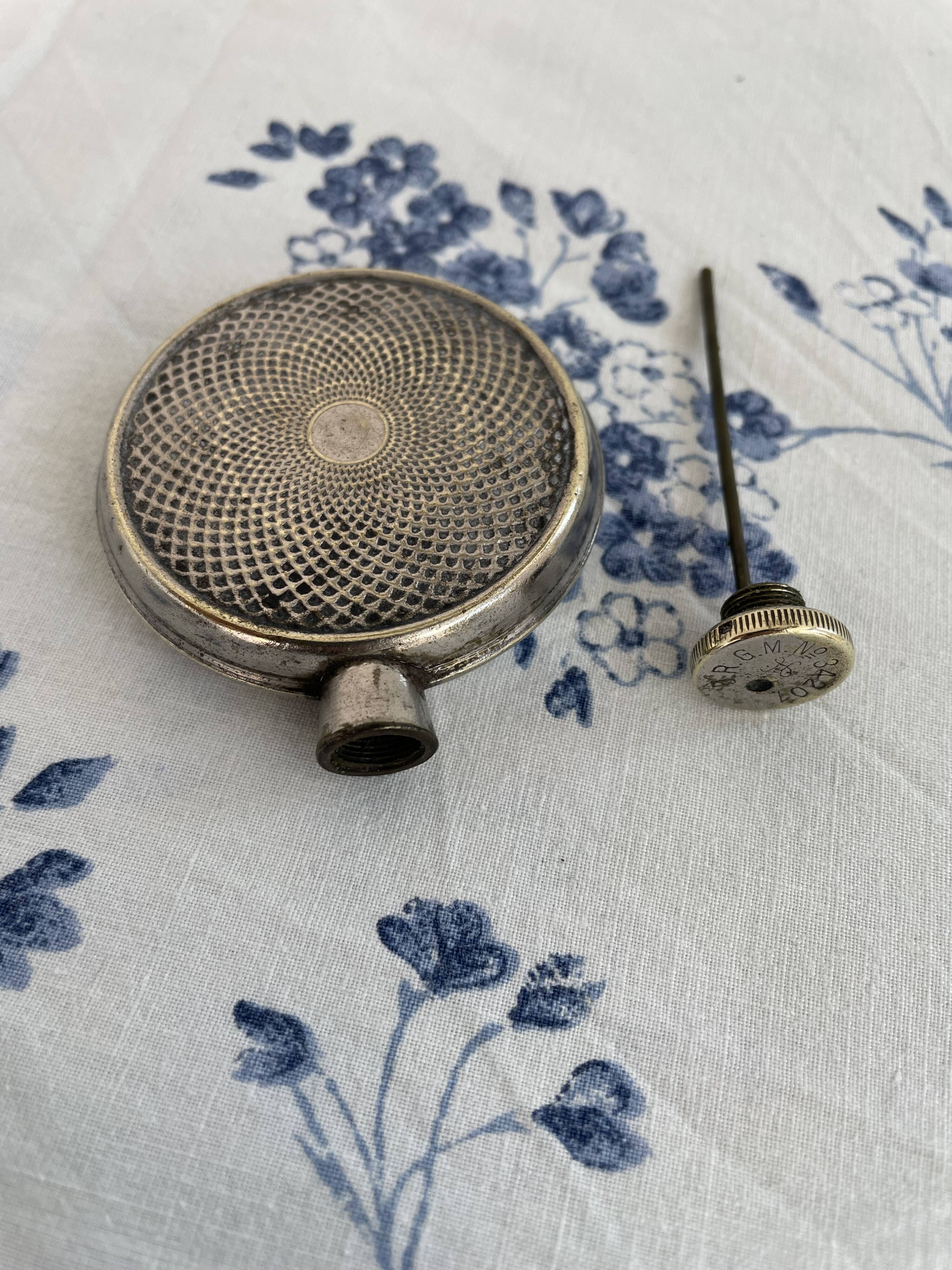 Art Deco flask in silver-plated metal, spiral guilloché decoration, DR marking