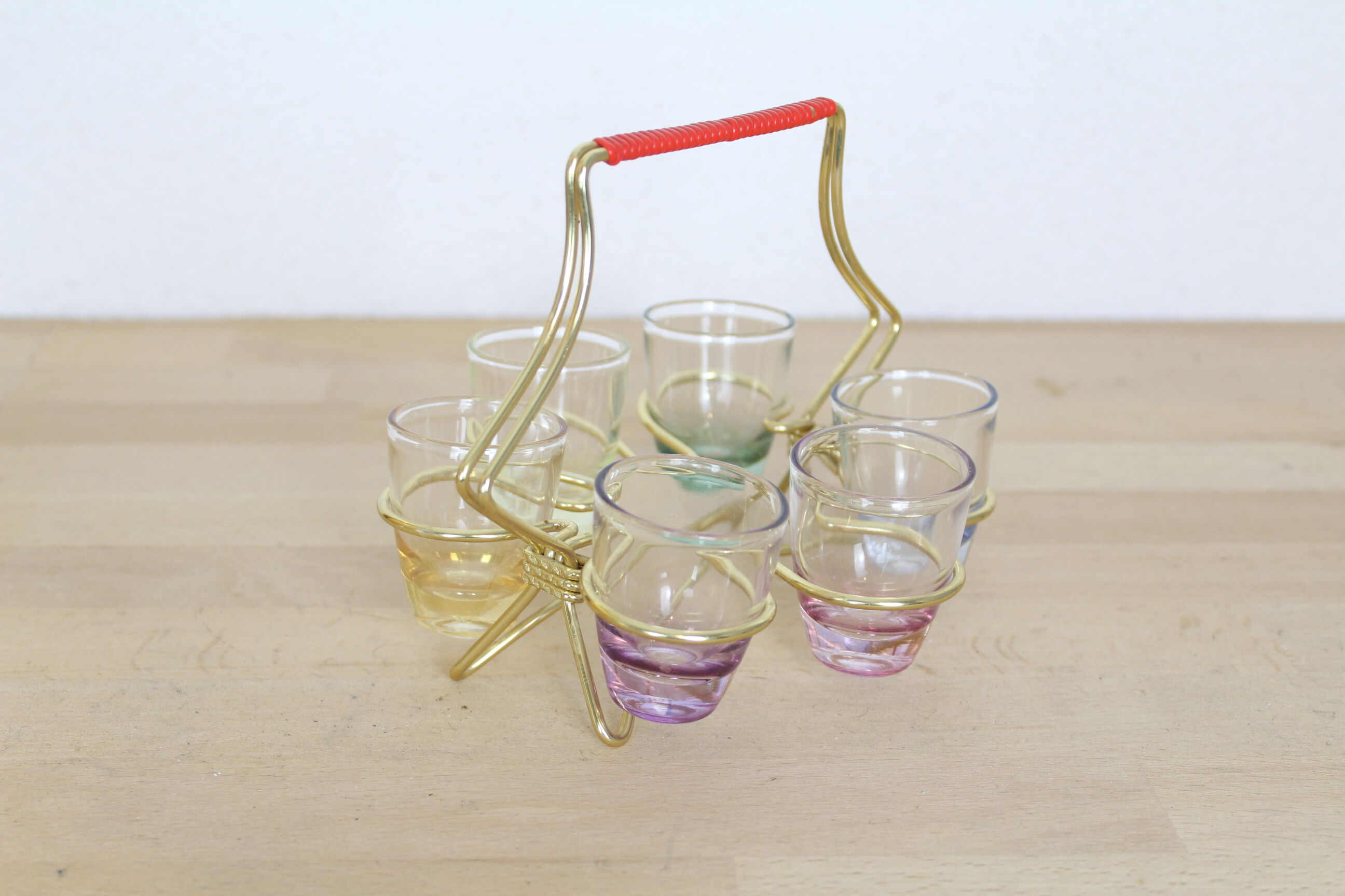 Set of 6 coloured and iridescent liquor glasses in their brass basket
