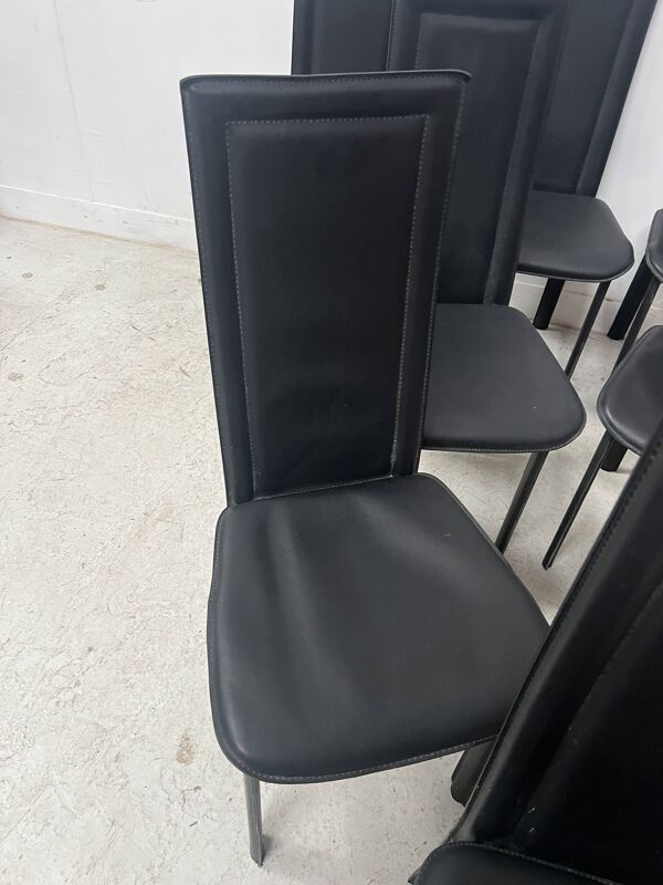 Suite de huit chaises design en cuir noir XX siècle