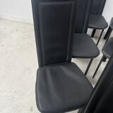Suite de huit chaises design en cuir noir XX siècle