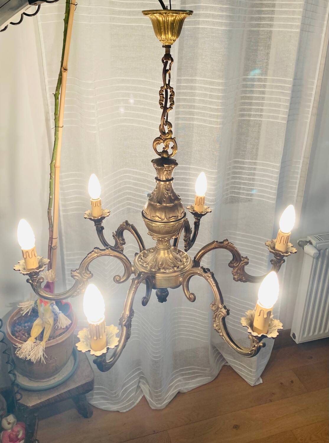 Grand lustre en bronze doré Style Louis XV à 6 bras de lumières époque XXe