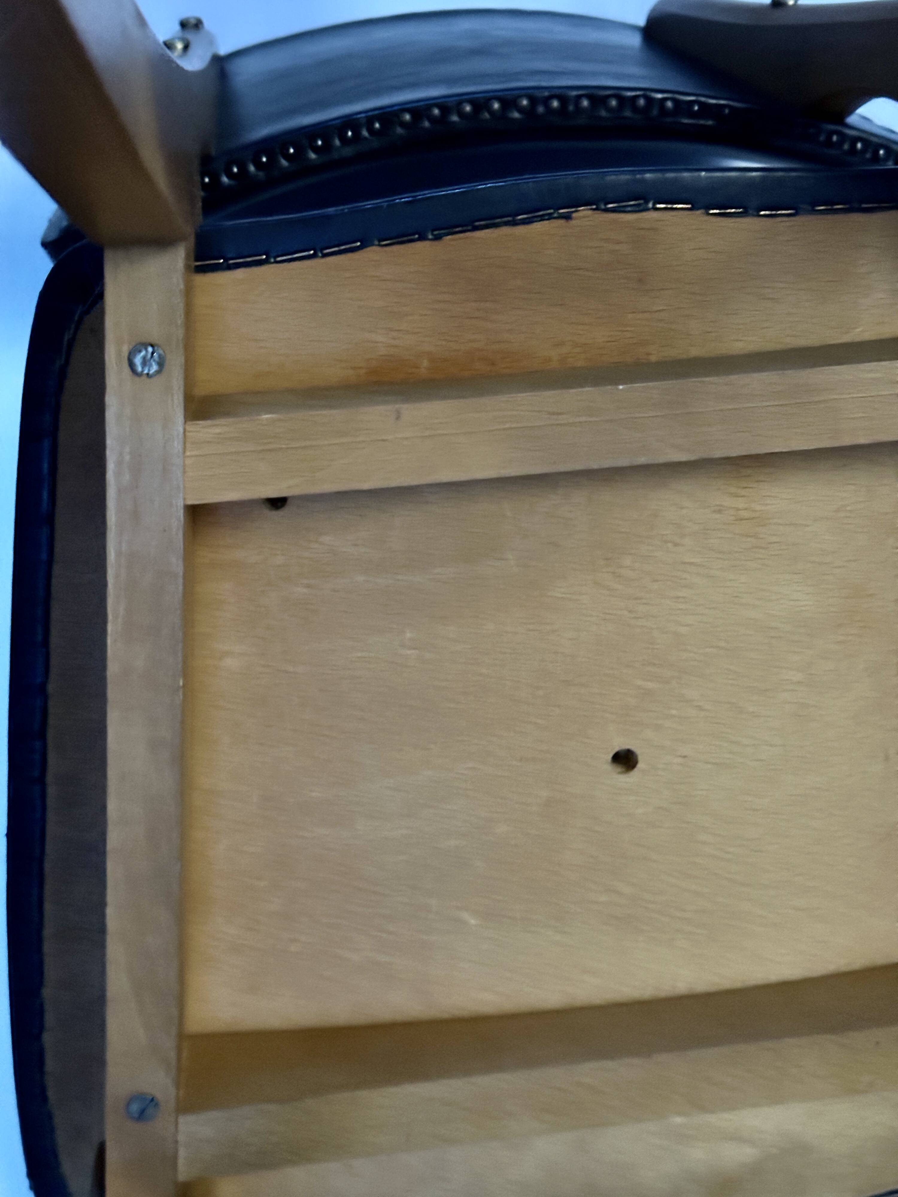 chaise bois et skai noir années 60
