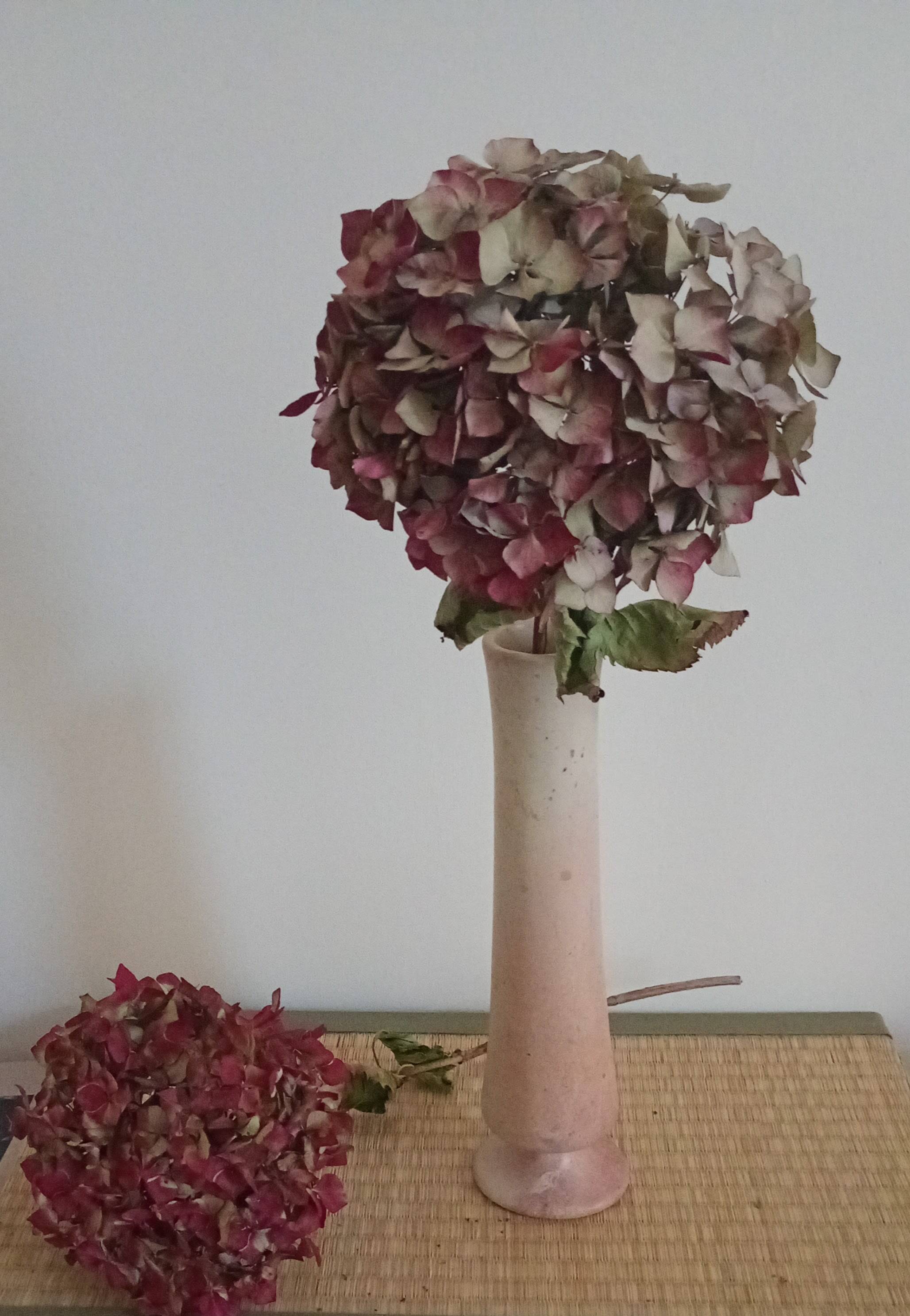 Vase haut en pierre sculptée rose-beige