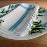 Trois assiettes à asperge à compartiments en barbotine Salins XXe 24cm