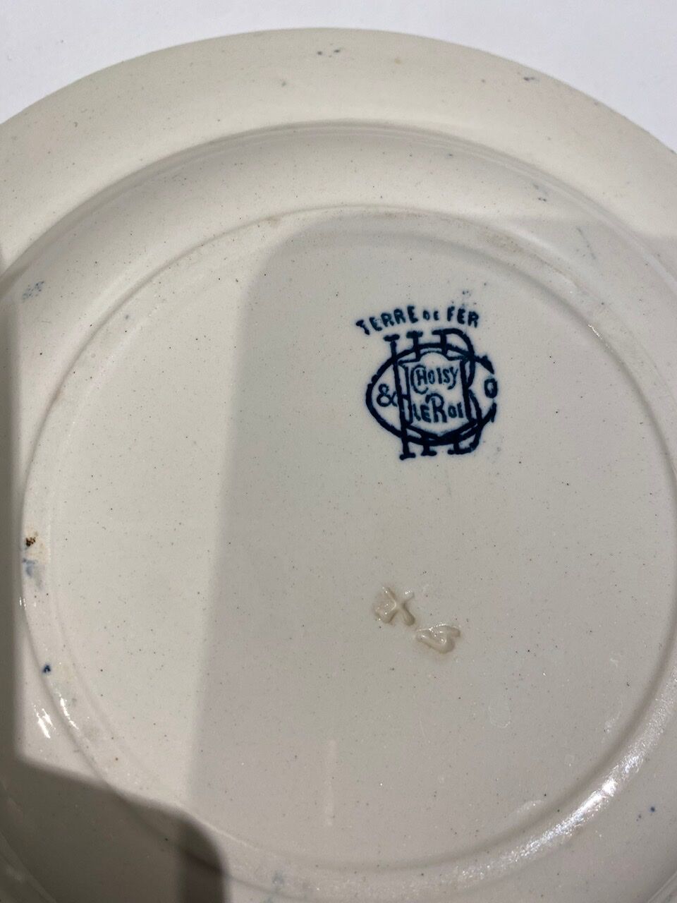 Set of 4 hollow plates, decoration insects and fruits, Manufacture Choisy le Roi Tere de Fer